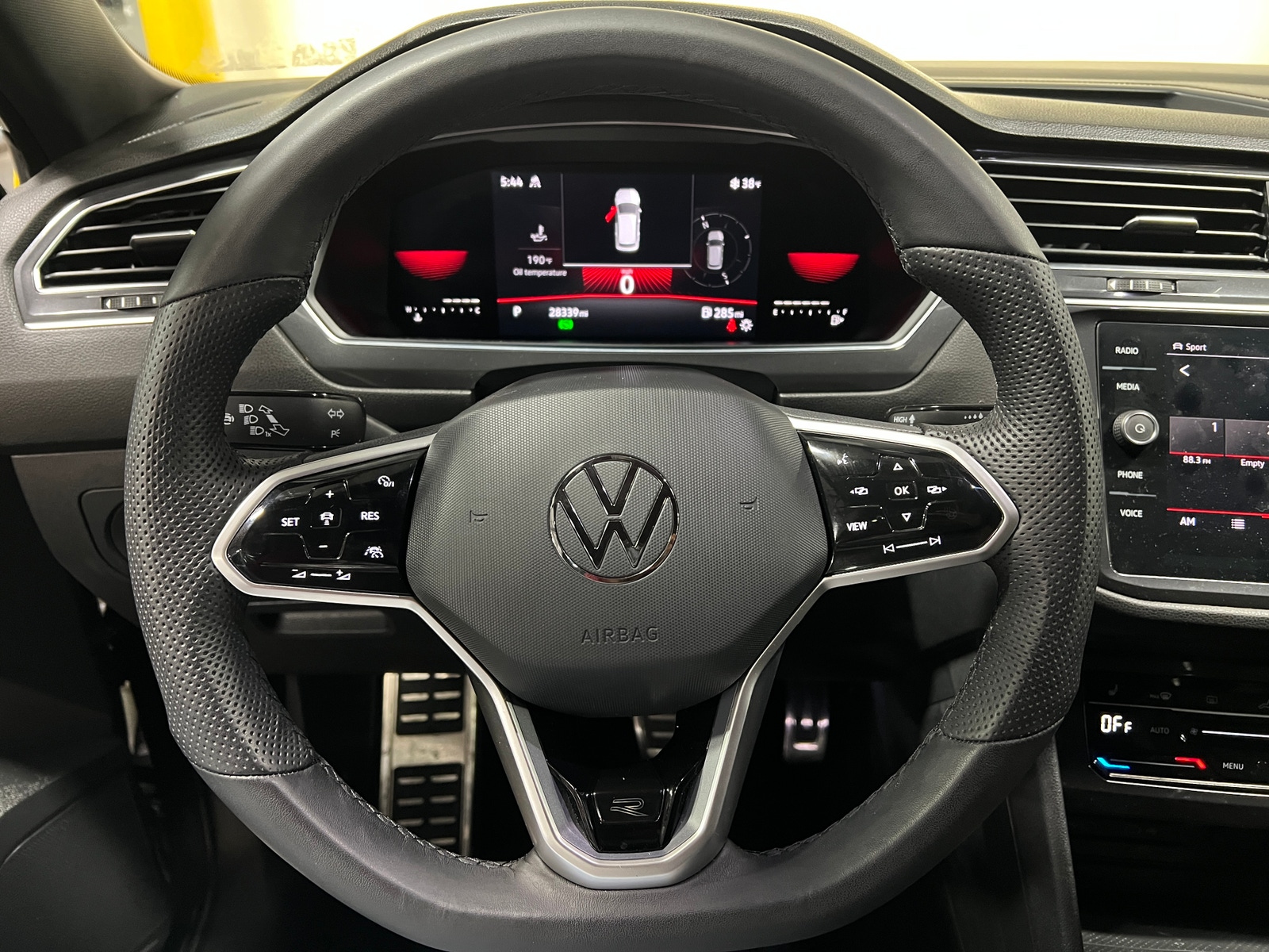 Thumbnail: 2022 Volkswagen Tiguan - 4