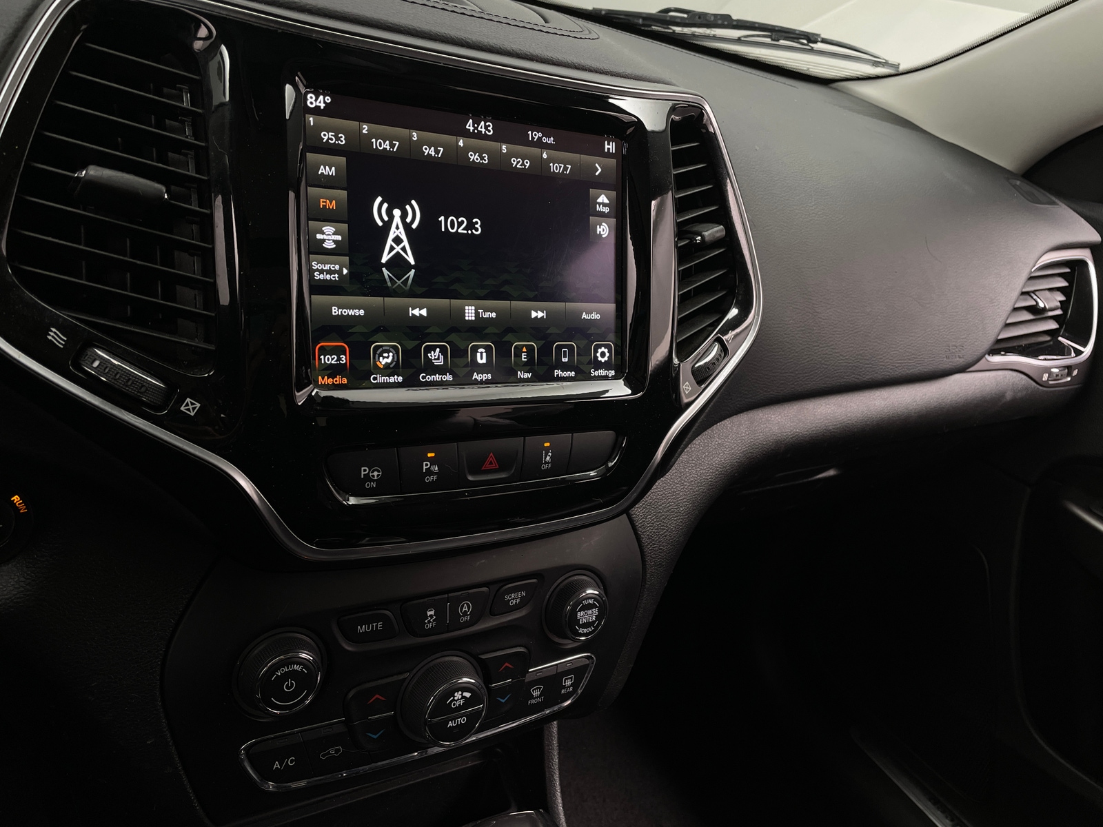 Thumbnail: 2021 Jeep Cherokee - 3