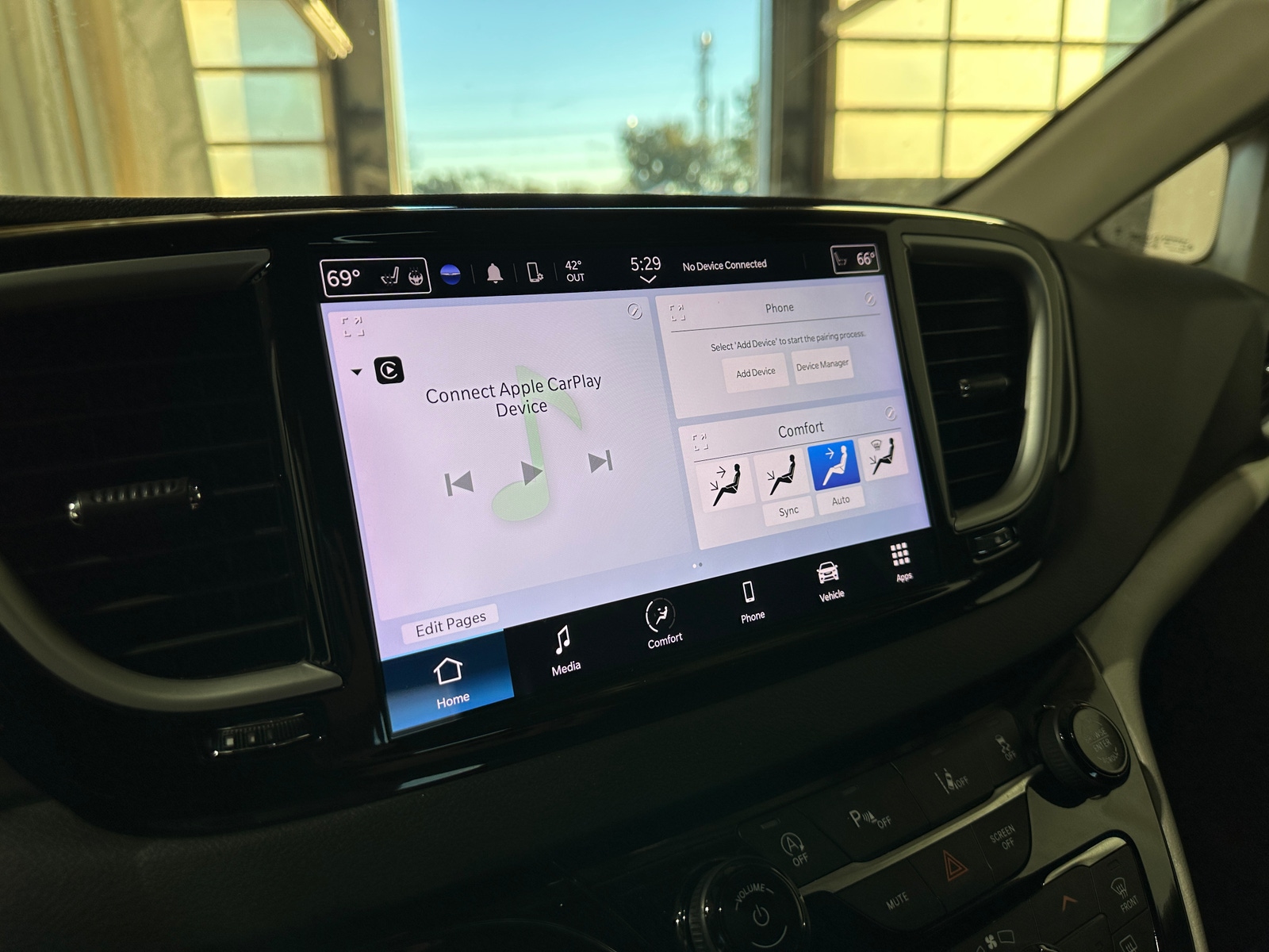 Thumbnail: 2024 Chrysler Pacifica - 3