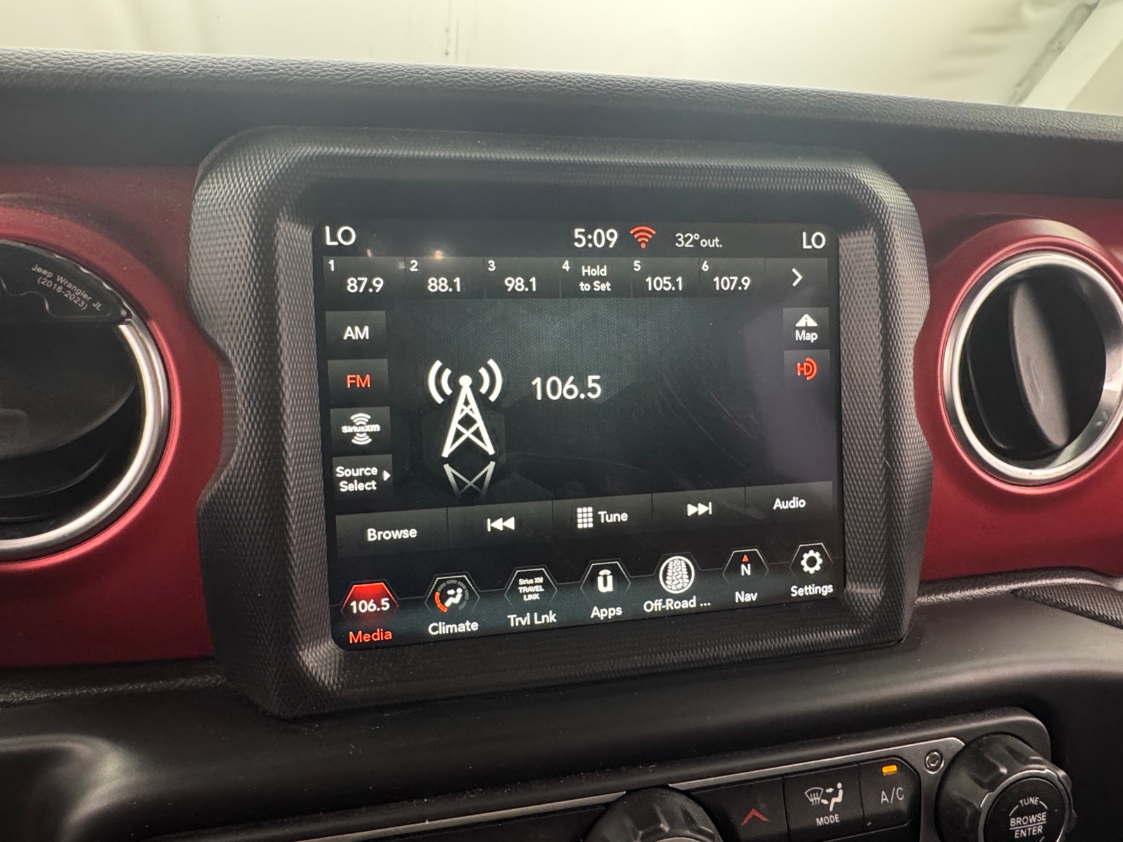 Thumbnail: 2023 Jeep Gladiator - 4