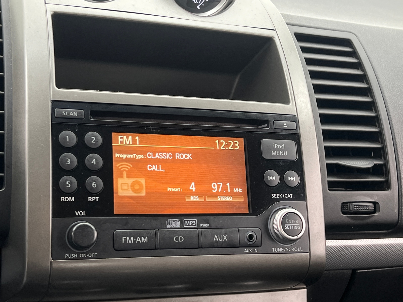 Thumbnail: 2012 Nissan Sentra - 4