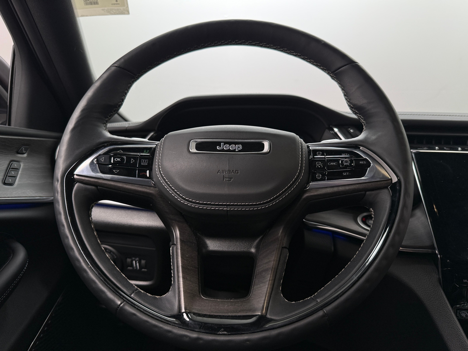 Thumbnail: 2023 Jeep Grand Cherokee L - 4