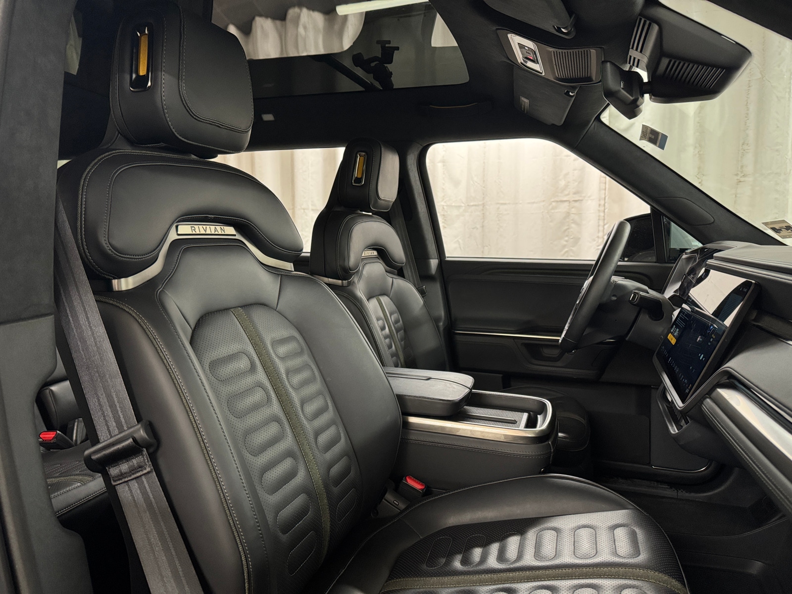 Thumbnail: 2025 Rivian R1S - 2