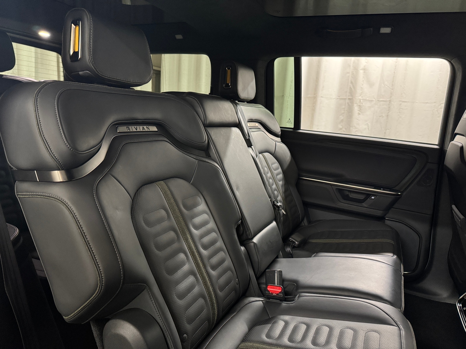 Thumbnail: 2025 Rivian R1S - 6