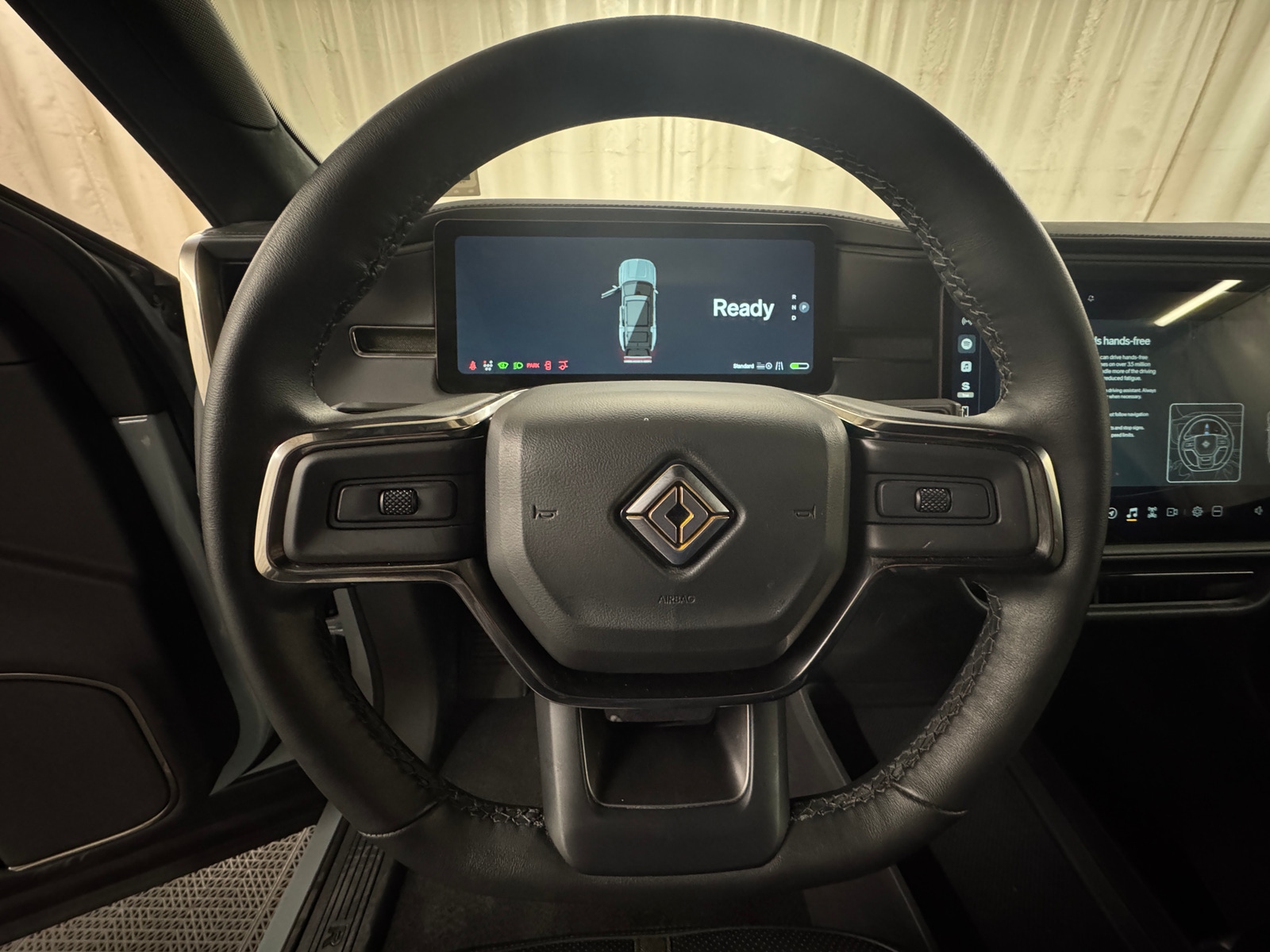 Thumbnail: 2025 Rivian R1S - 5