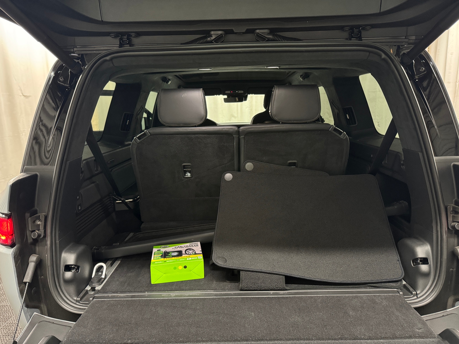 Thumbnail: 2025 Rivian R1S - 7