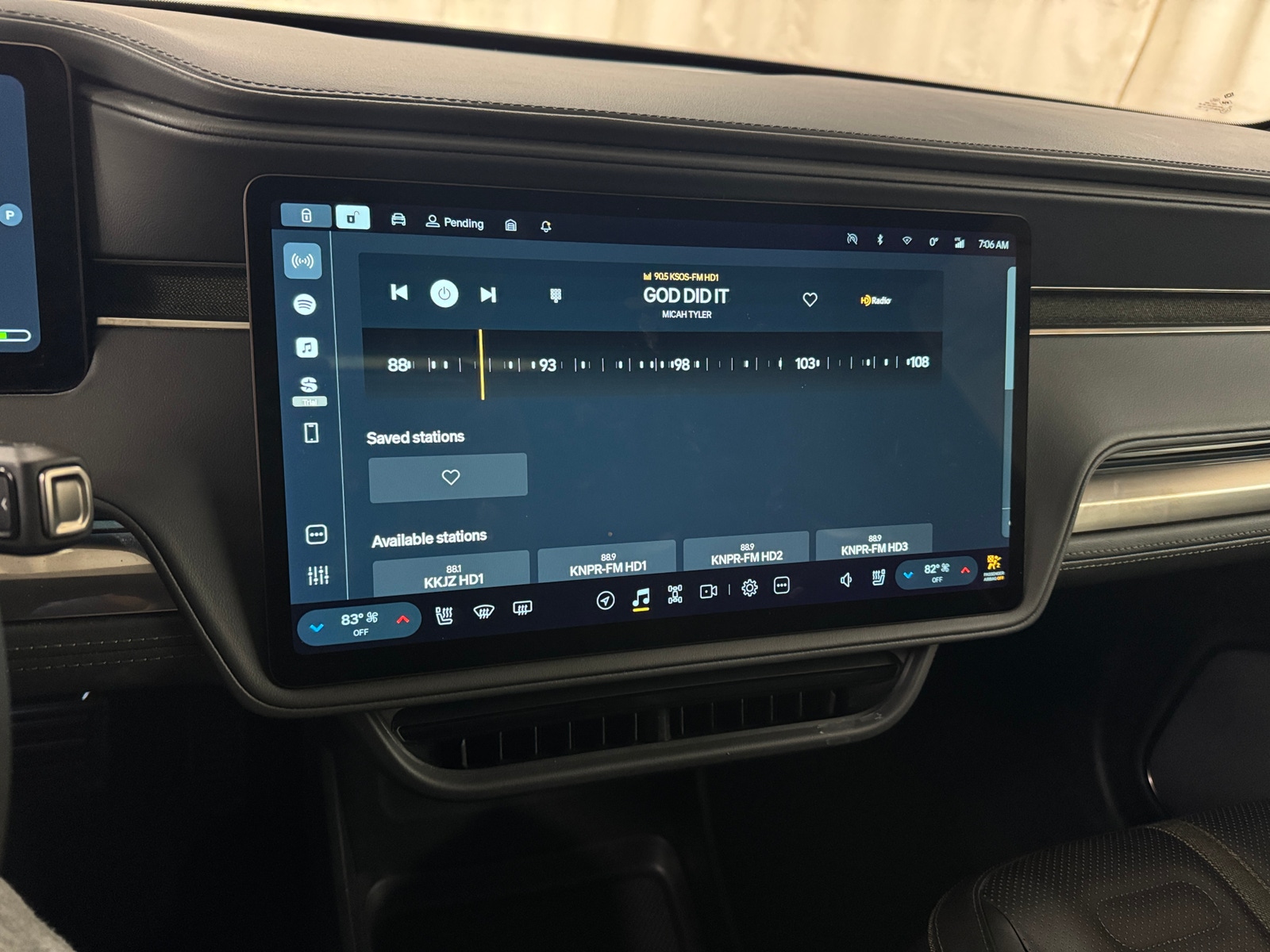 Thumbnail: 2025 Rivian R1S - 4