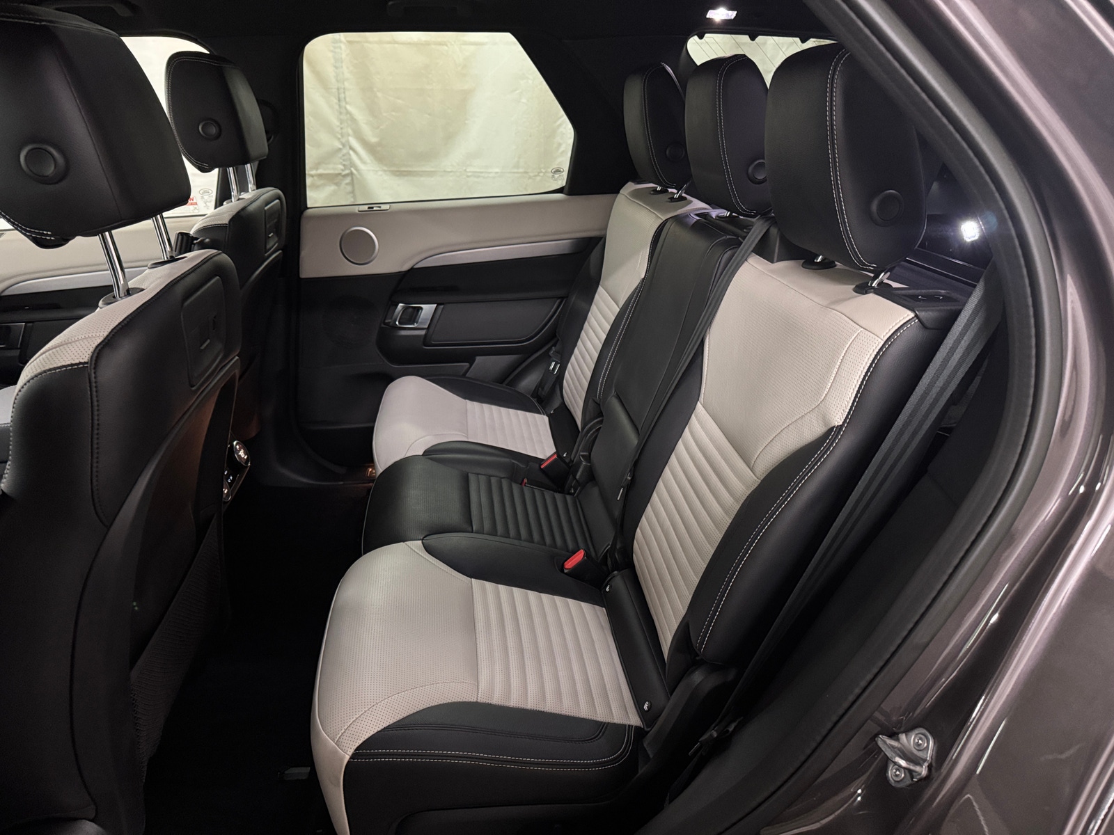 Thumbnail: 2023 Land Rover Discovery - 5