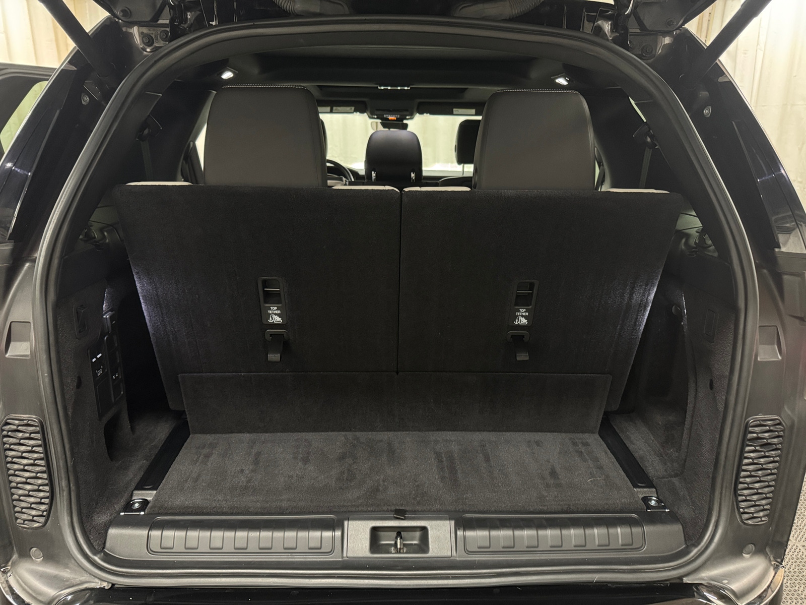 Thumbnail: 2023 Land Rover Discovery - 6