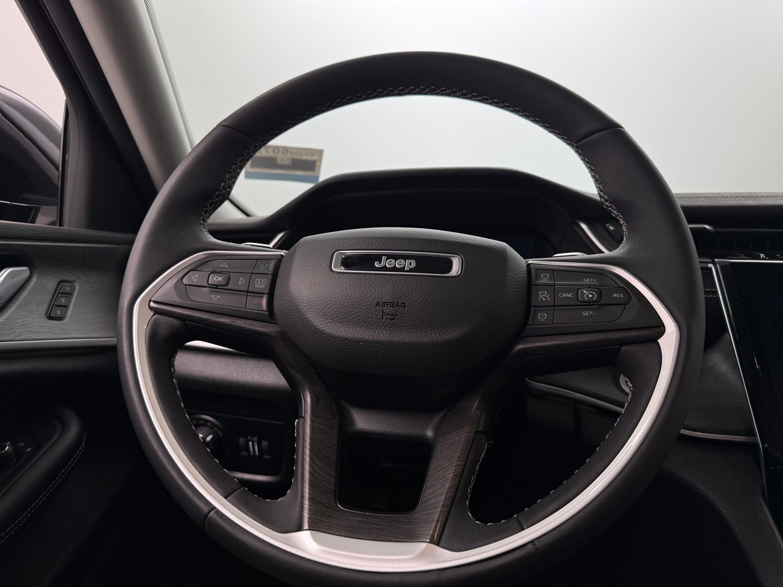 Thumbnail: 2023 Jeep Grand Cherokee L - 4