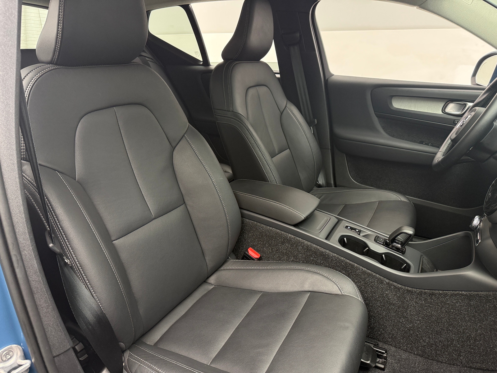 Thumbnail: 2025 Volvo XC40 - 2