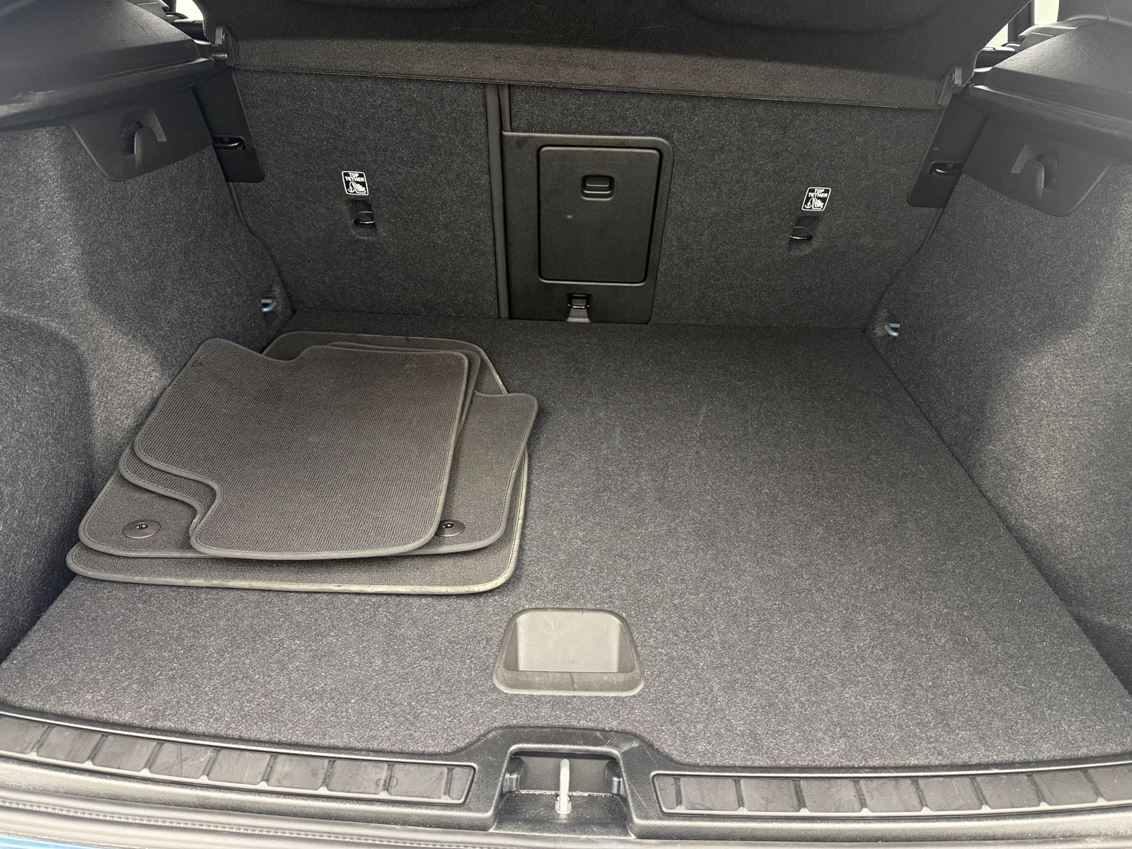 Thumbnail: 2025 Volvo XC40 - 7