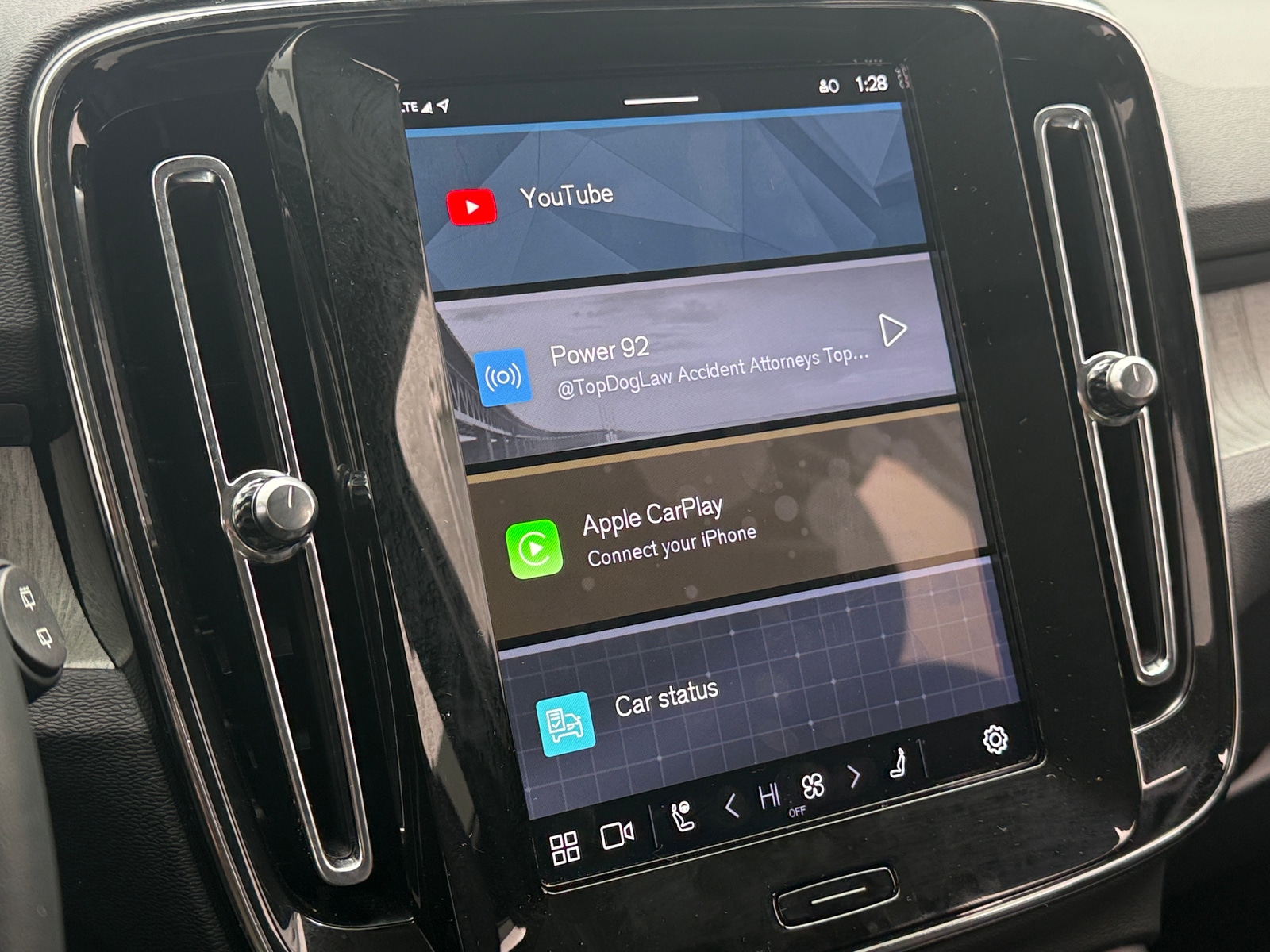 Thumbnail: 2025 Volvo XC40 - 4