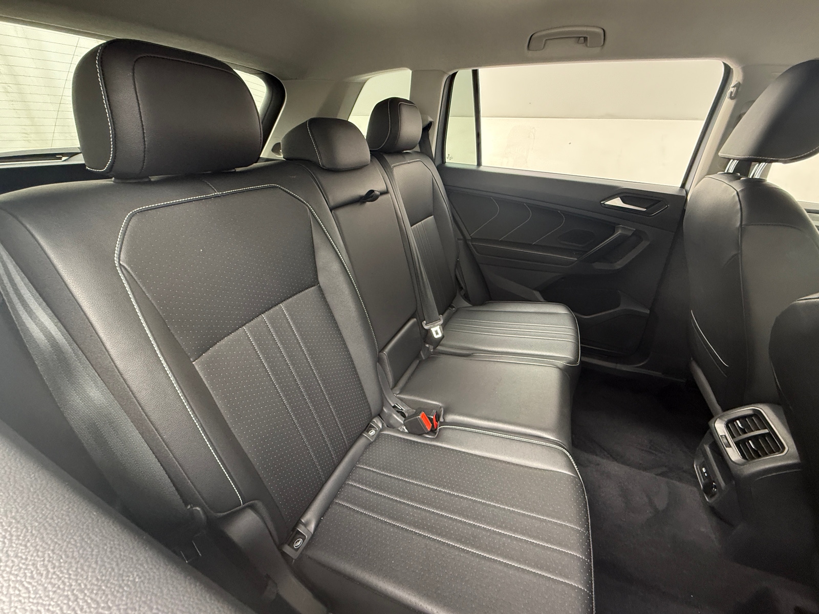 Thumbnail: 2022 Volkswagen Tiguan - 5