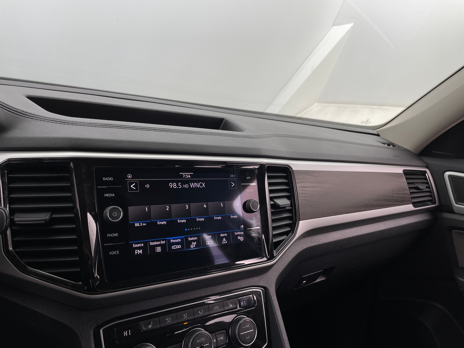 Thumbnail: 2023 Volkswagen Atlas - 3