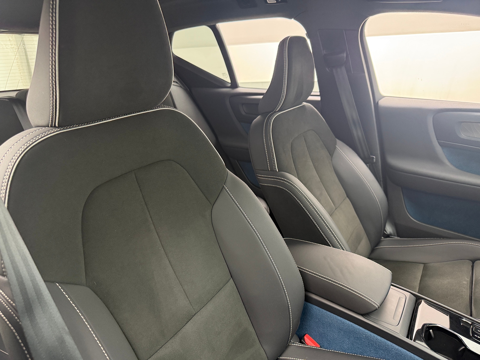 Thumbnail: 2023 Volvo XC40 - 2