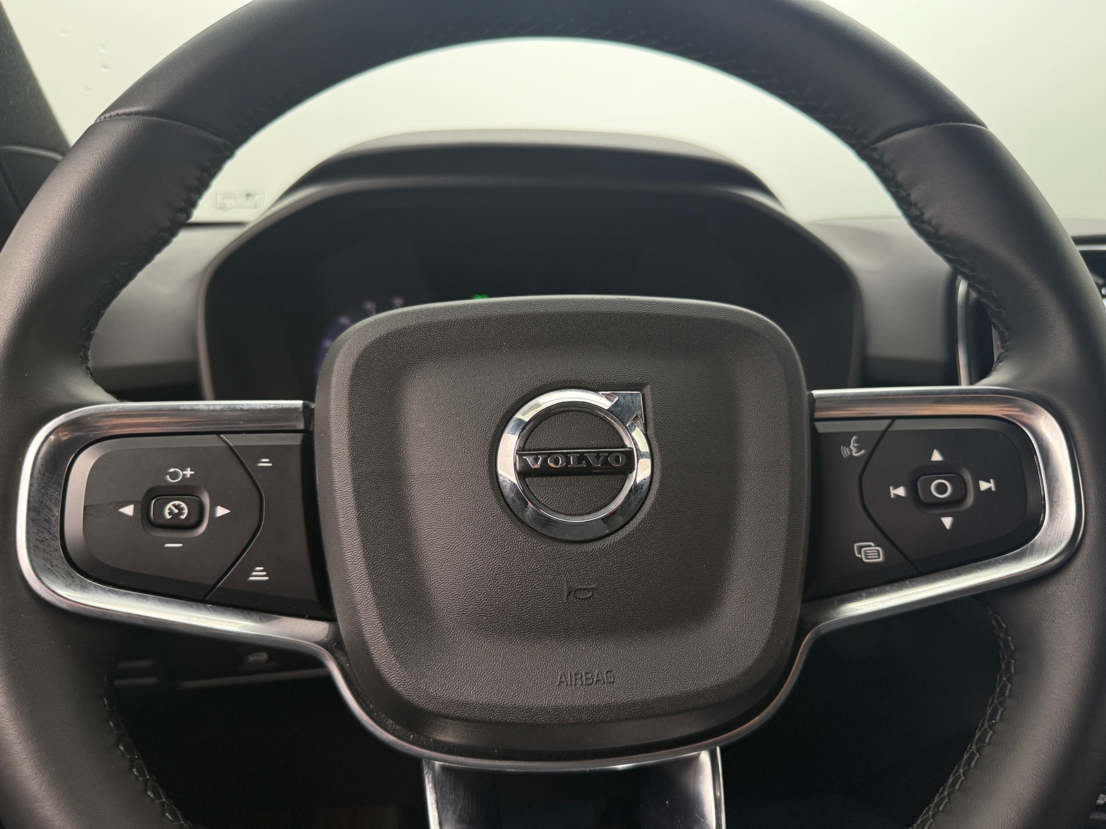 Thumbnail: 2023 Volvo XC40 - 5