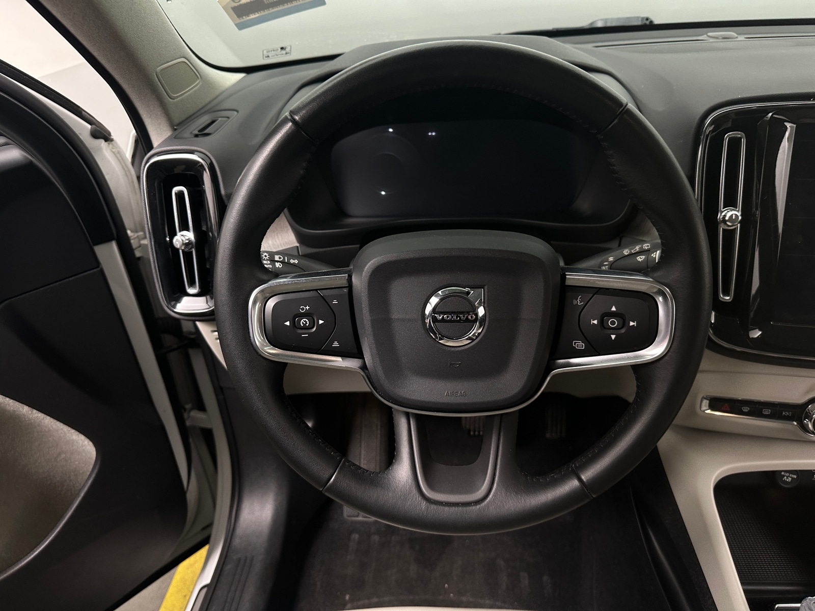 Thumbnail: 2021 Volvo XC40 - 4