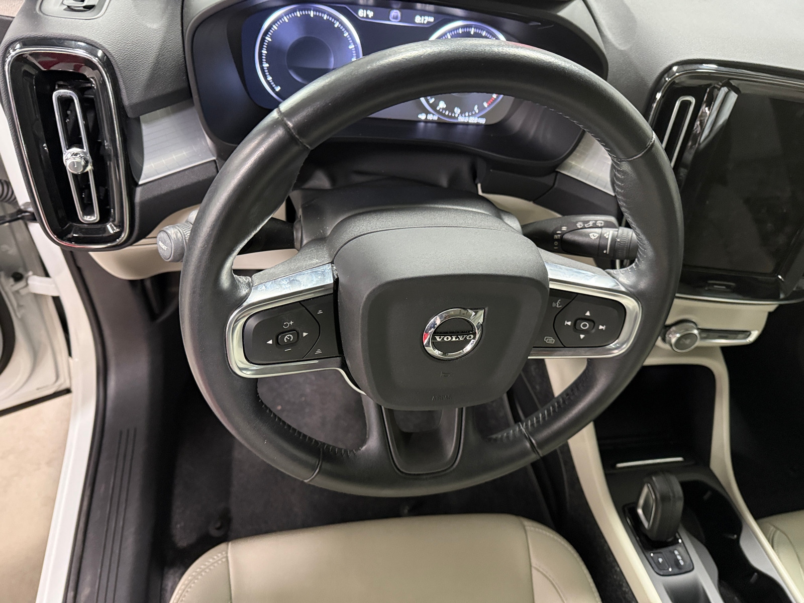 Thumbnail: 2021 Volvo XC40 - 4