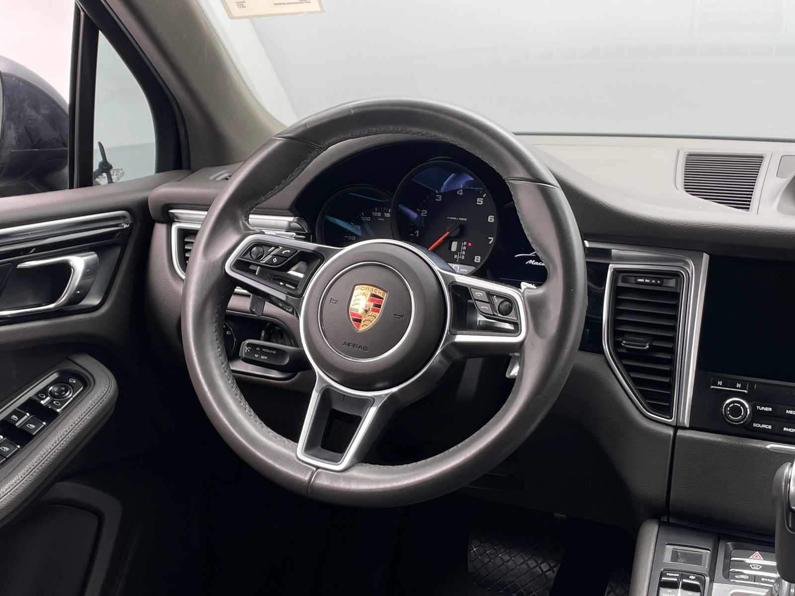 Thumbnail: 2017 Porsche Macan - 4