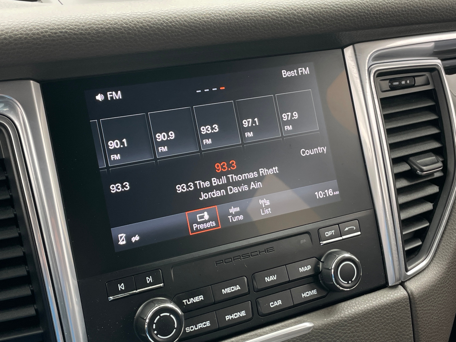 Thumbnail: 2017 Porsche Macan - 3