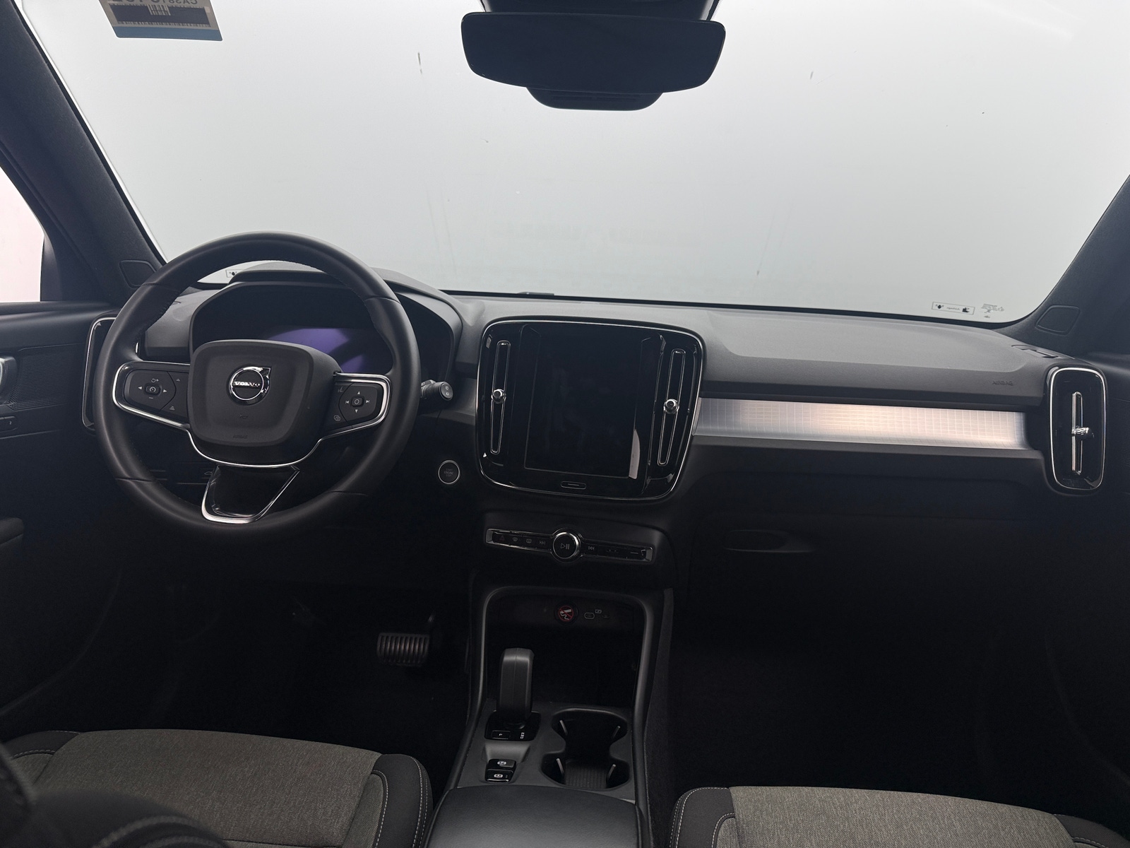 Thumbnail: 2024 Volvo XC40 - 3