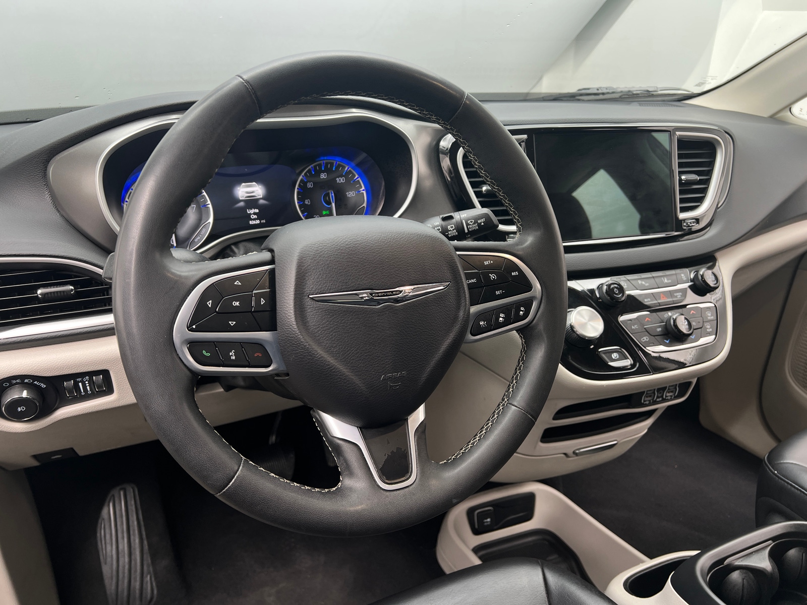 Thumbnail: 2023 Chrysler Pacifica - 4