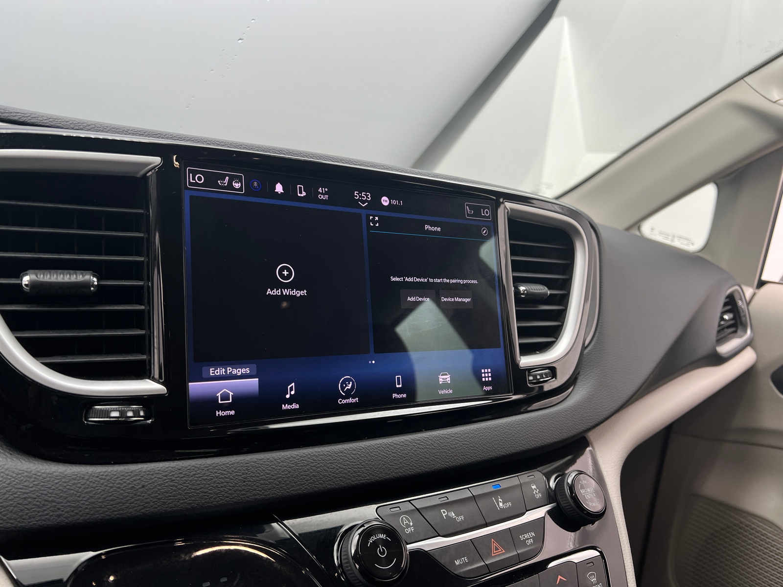 Thumbnail: 2023 Chrysler Pacifica - 3