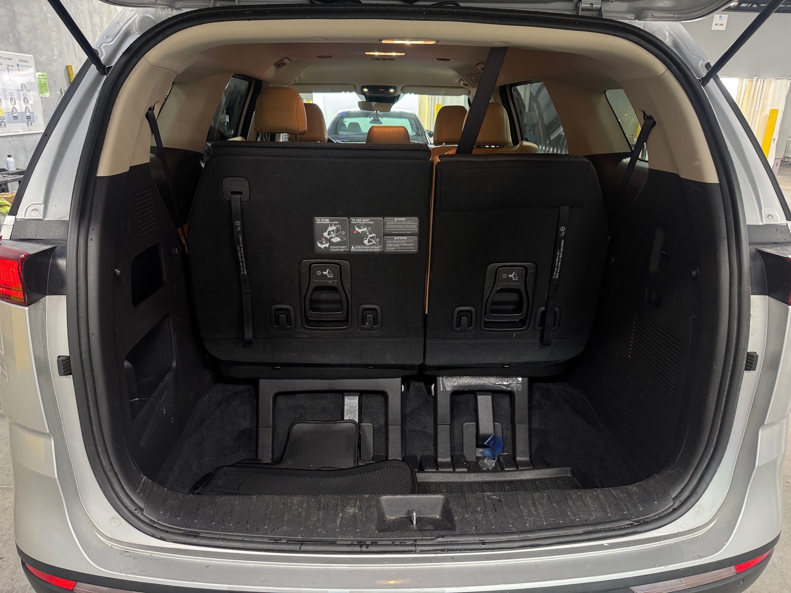 Thumbnail: 2023 Kia Carnival - 6