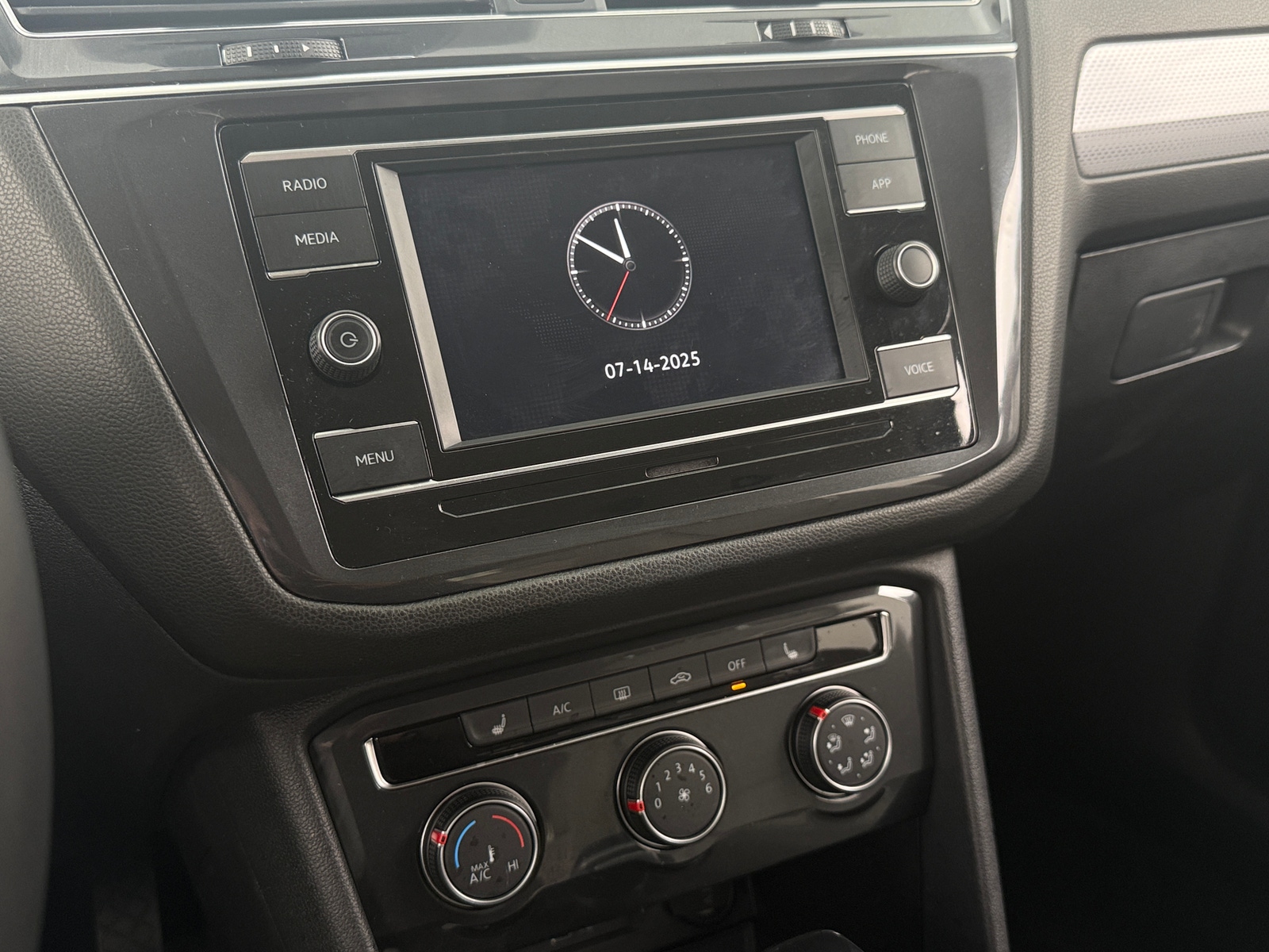 Thumbnail: 2023 Volkswagen Tiguan - 4