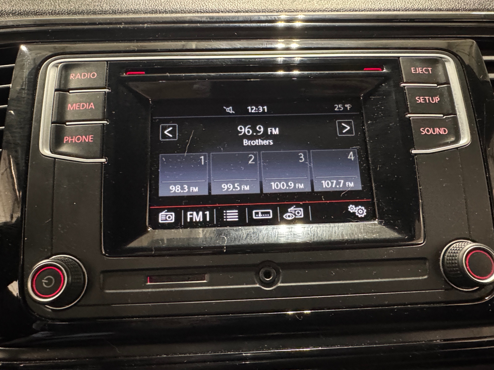 Thumbnail: 2017 Volkswagen Beetle - 4