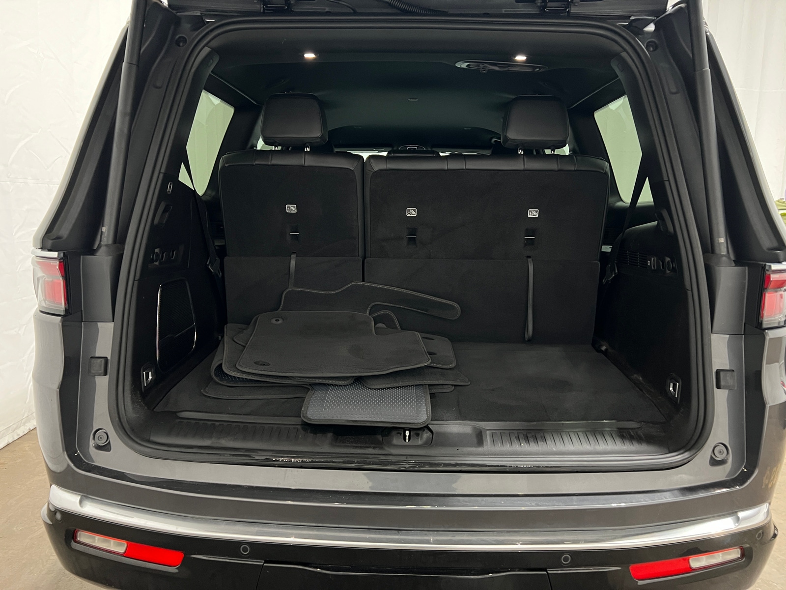 Thumbnail: 2022 Jeep Wagoneer - 6