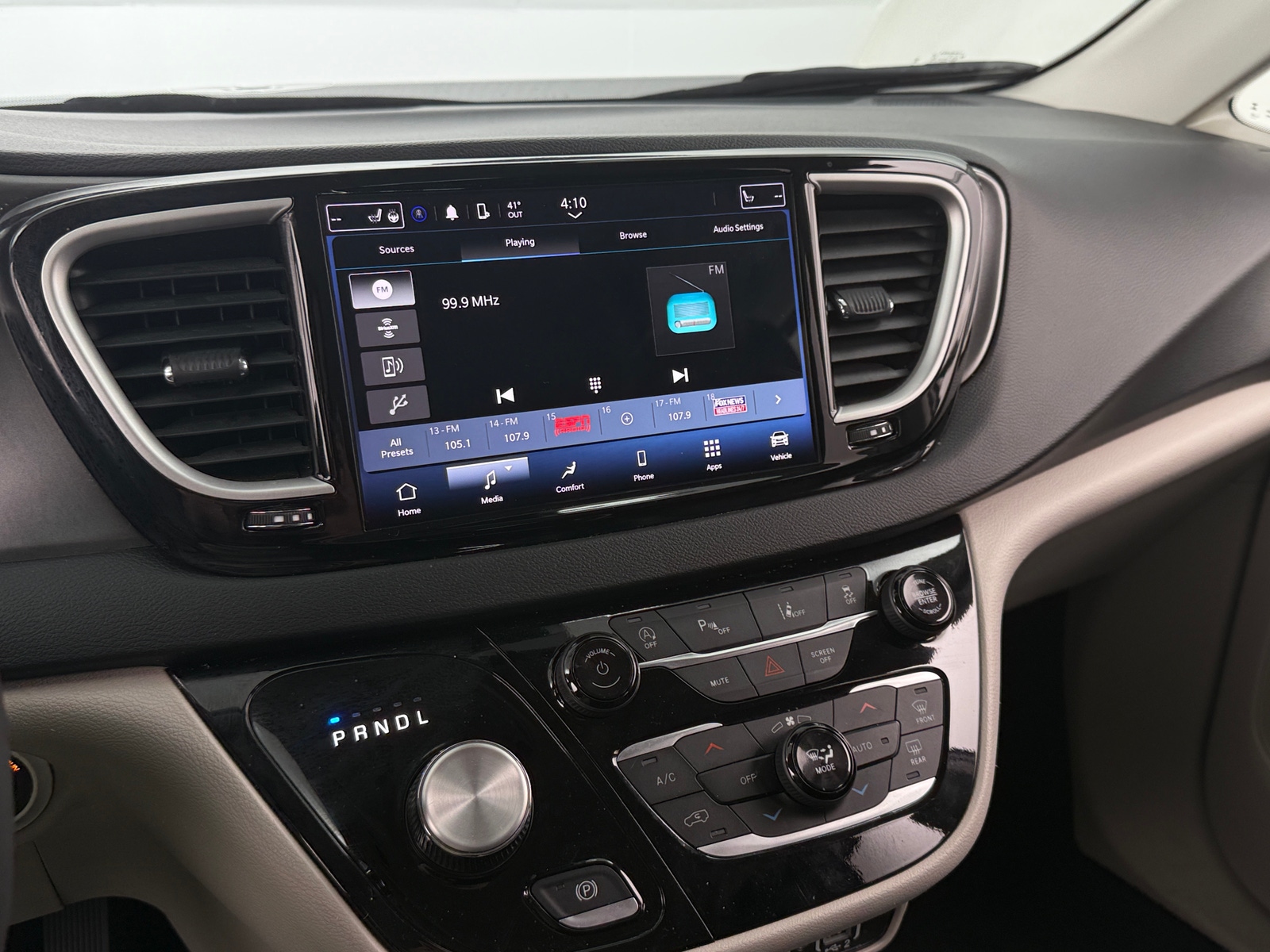 Thumbnail: 2024 Chrysler Pacifica - 3