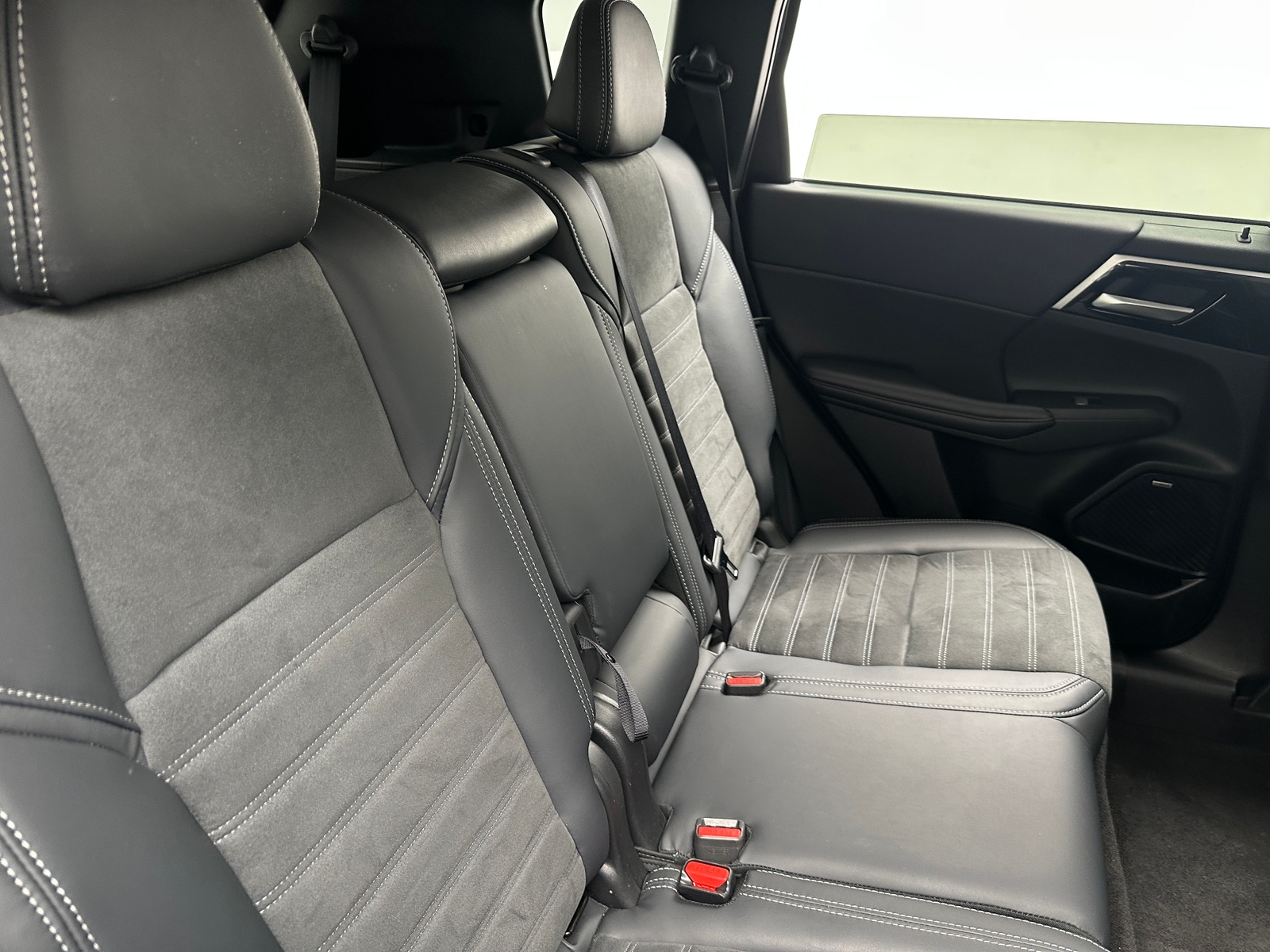 Thumbnail: 2025 Mitsubishi Outlander - 5