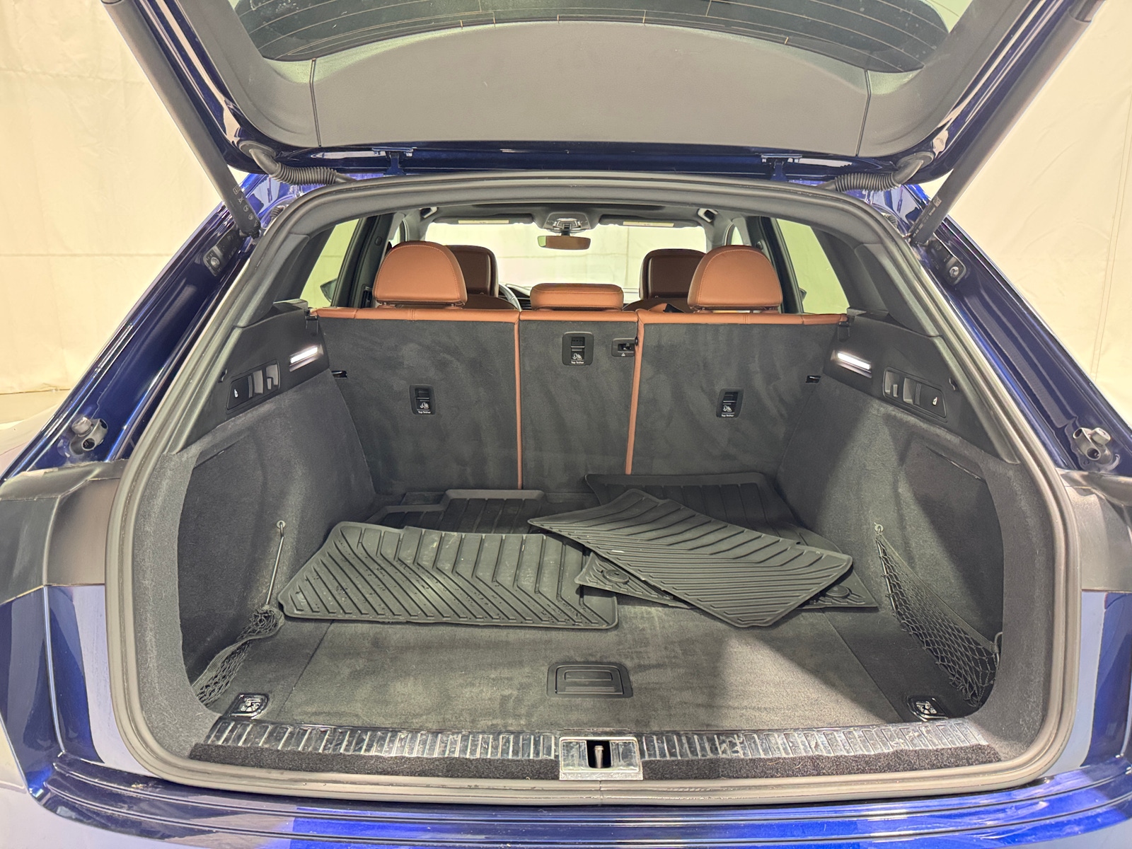 Thumbnail: 2022 Audi e-tron - 6