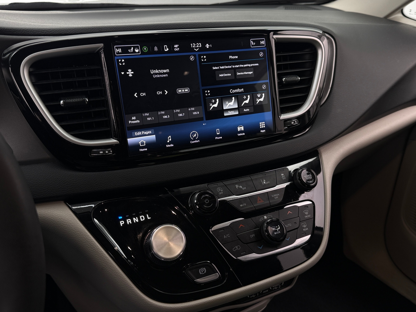 Thumbnail: 2024 Chrysler Pacifica - 3