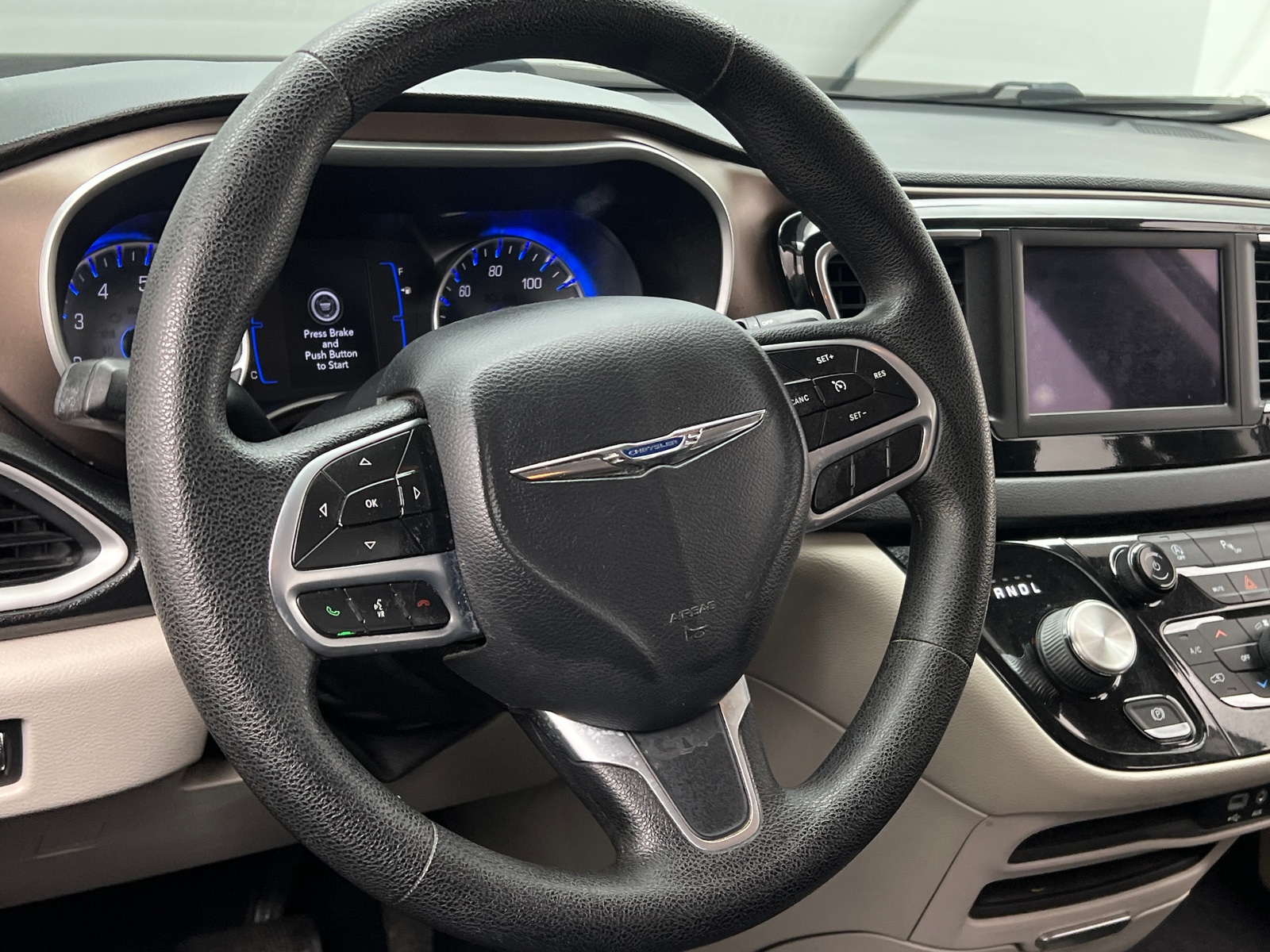 Thumbnail: 2020 Chrysler Voyager - 5