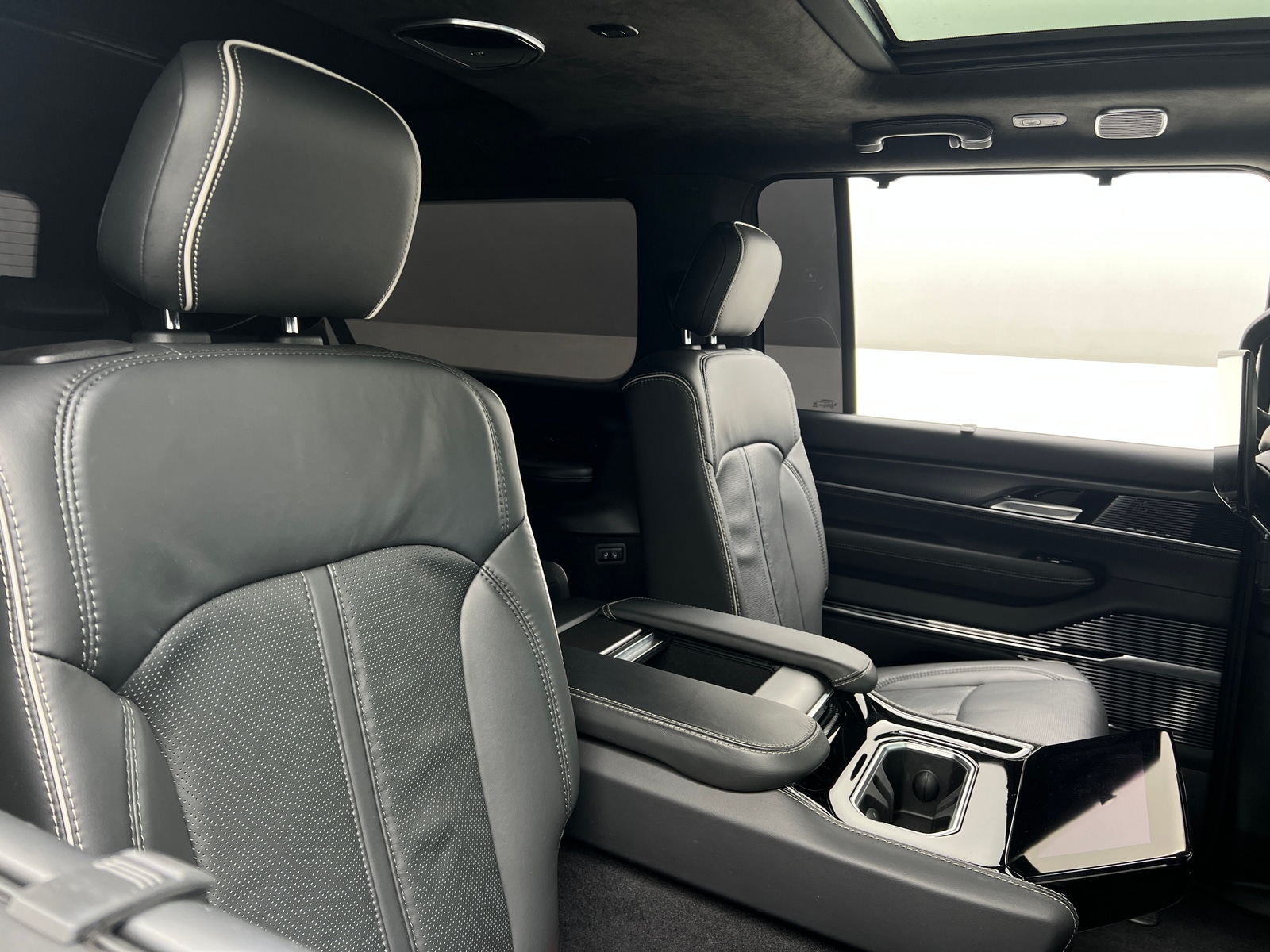 Thumbnail: 2024 Jeep Grand Wagoneer L - 5