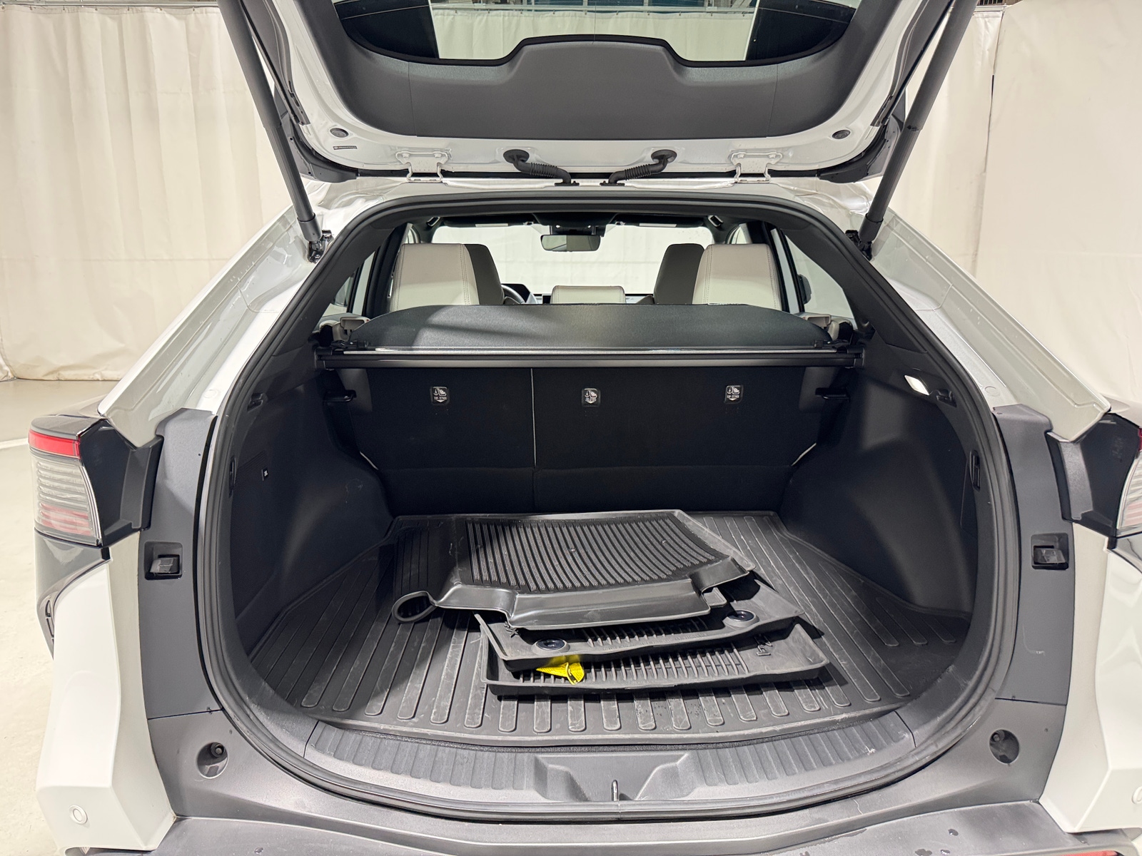 Thumbnail: 2023 Toyota bZ4X - 6