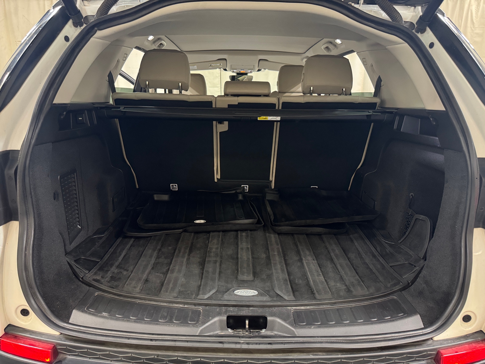 Thumbnail: 2020 Land Rover Discovery Sport - 7