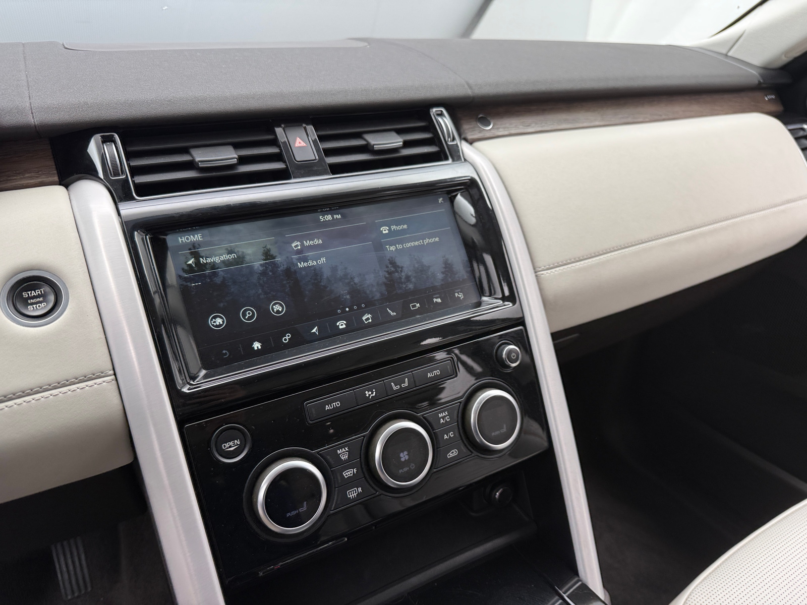 Thumbnail: 2019 Land Rover Discovery - 3