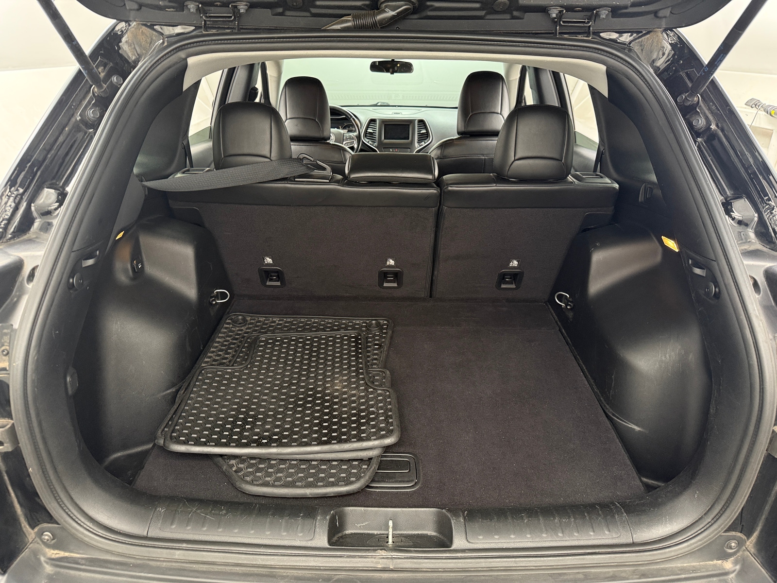 Thumbnail: 2019 Jeep Cherokee - 7