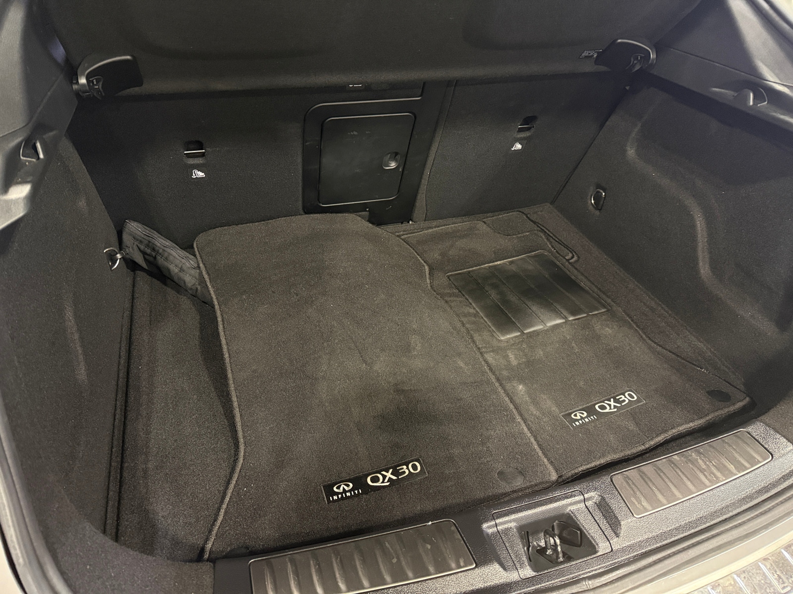 Thumbnail: 2018 INFINITI QX30 - 6