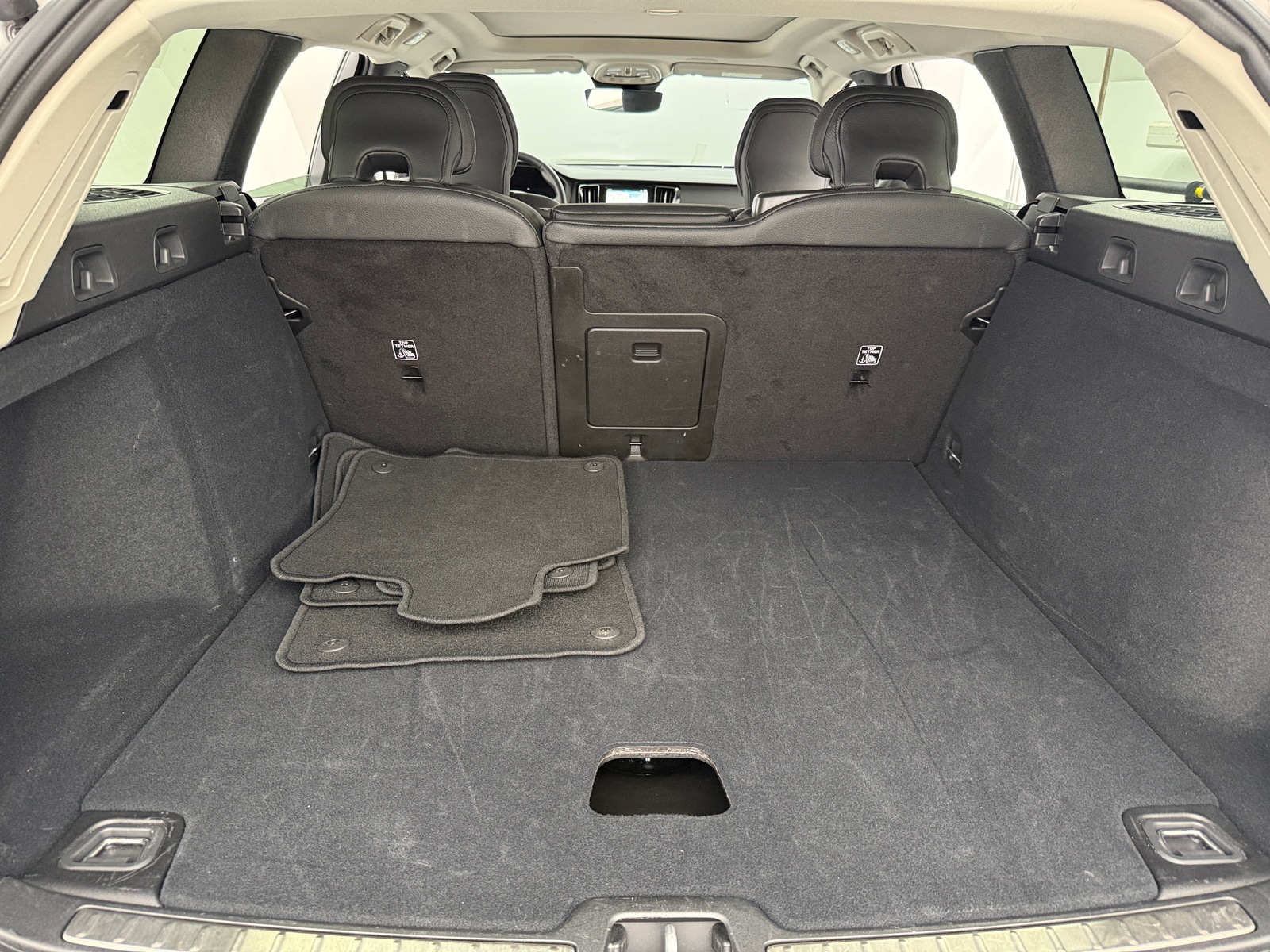 Thumbnail: 2025 Volvo V60 - 6