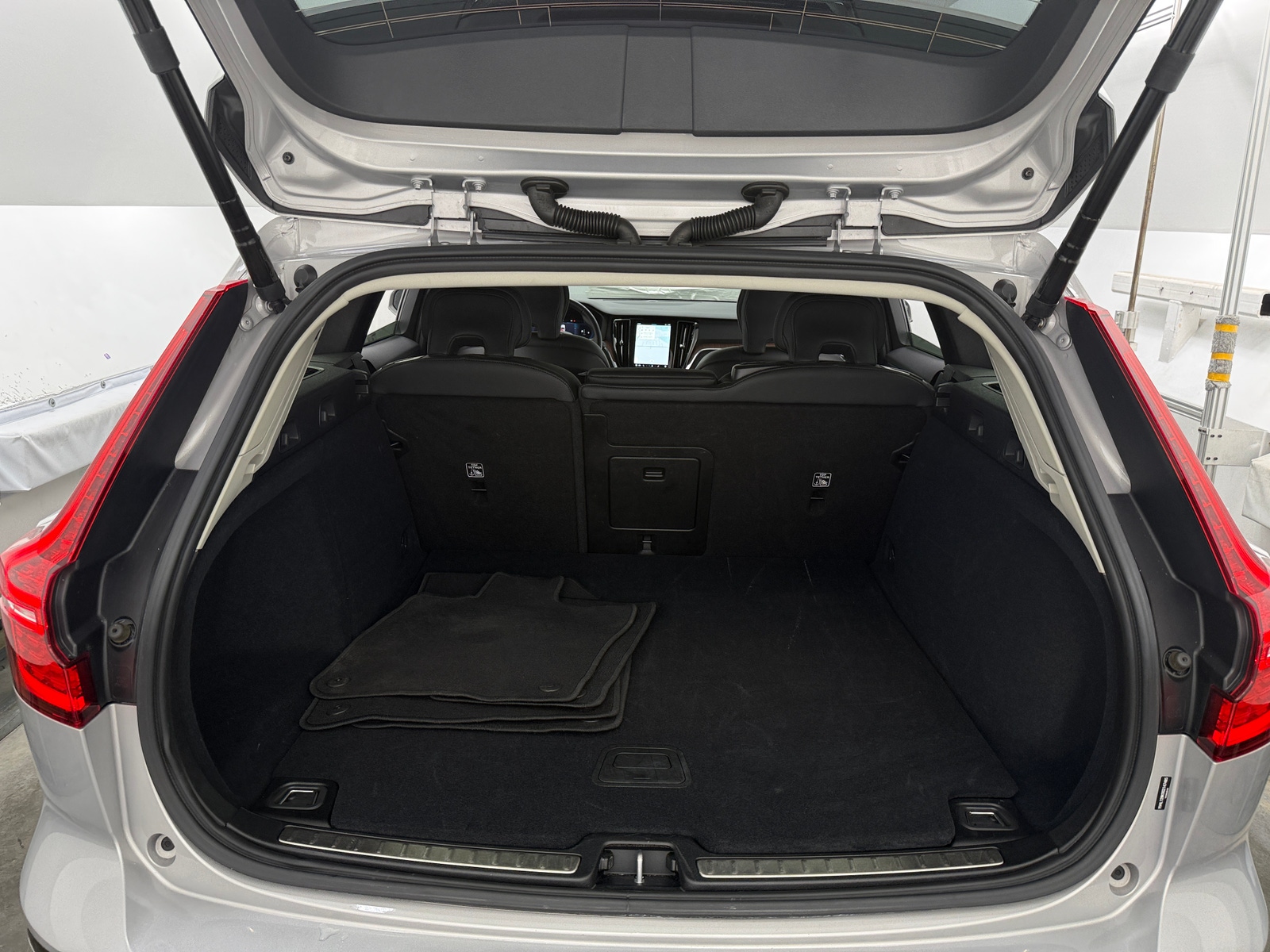 Thumbnail: 2025 Volvo V60 - 6