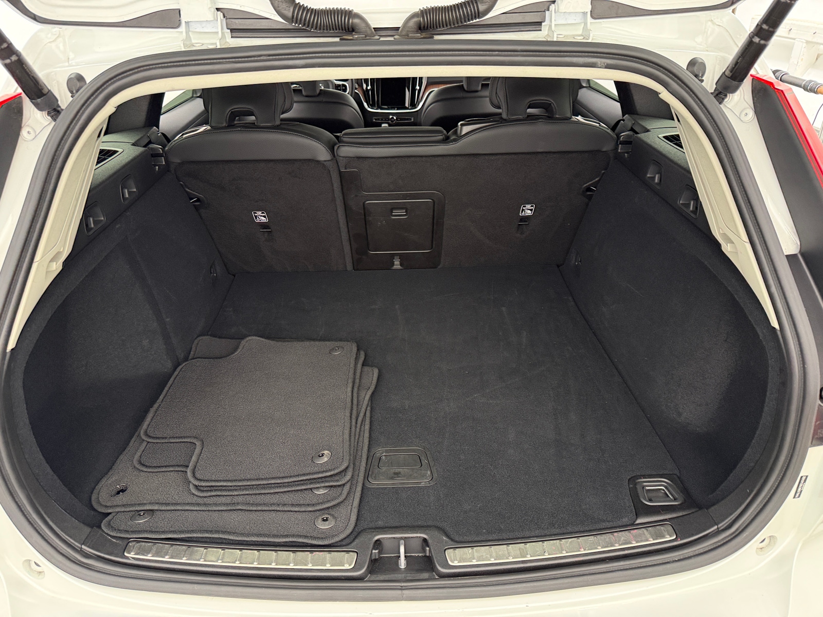 Thumbnail: 2025 Volvo V60 - 6