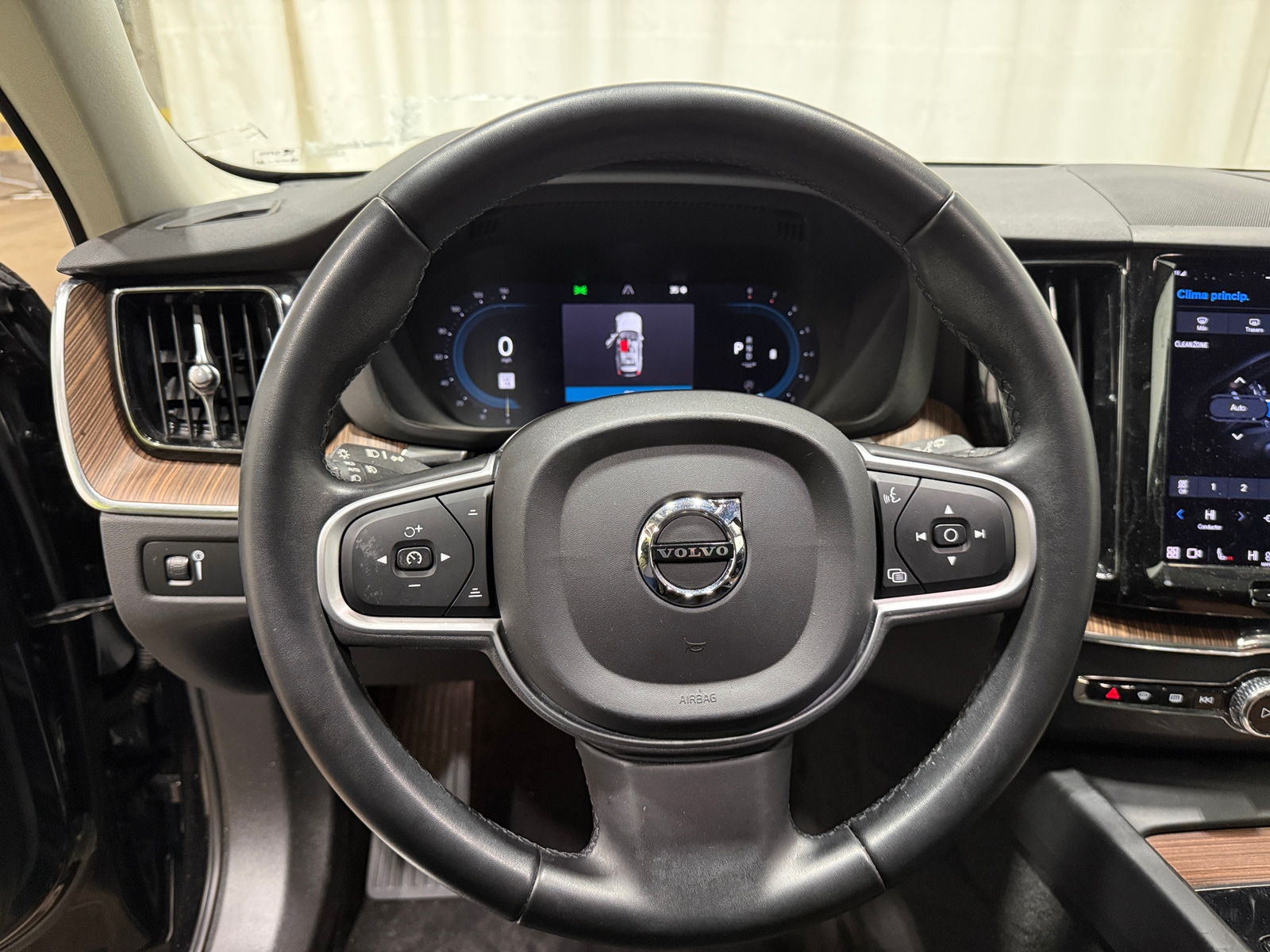 Thumbnail: 2022 Volvo XC60 - 5