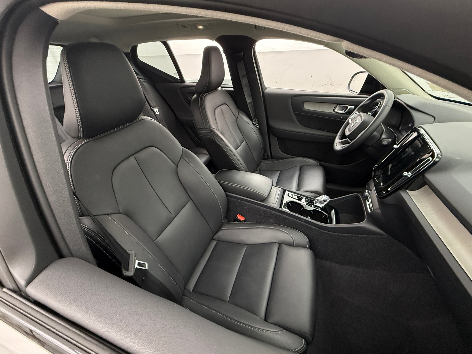 Thumbnail: 2025 Volvo XC40 - 2