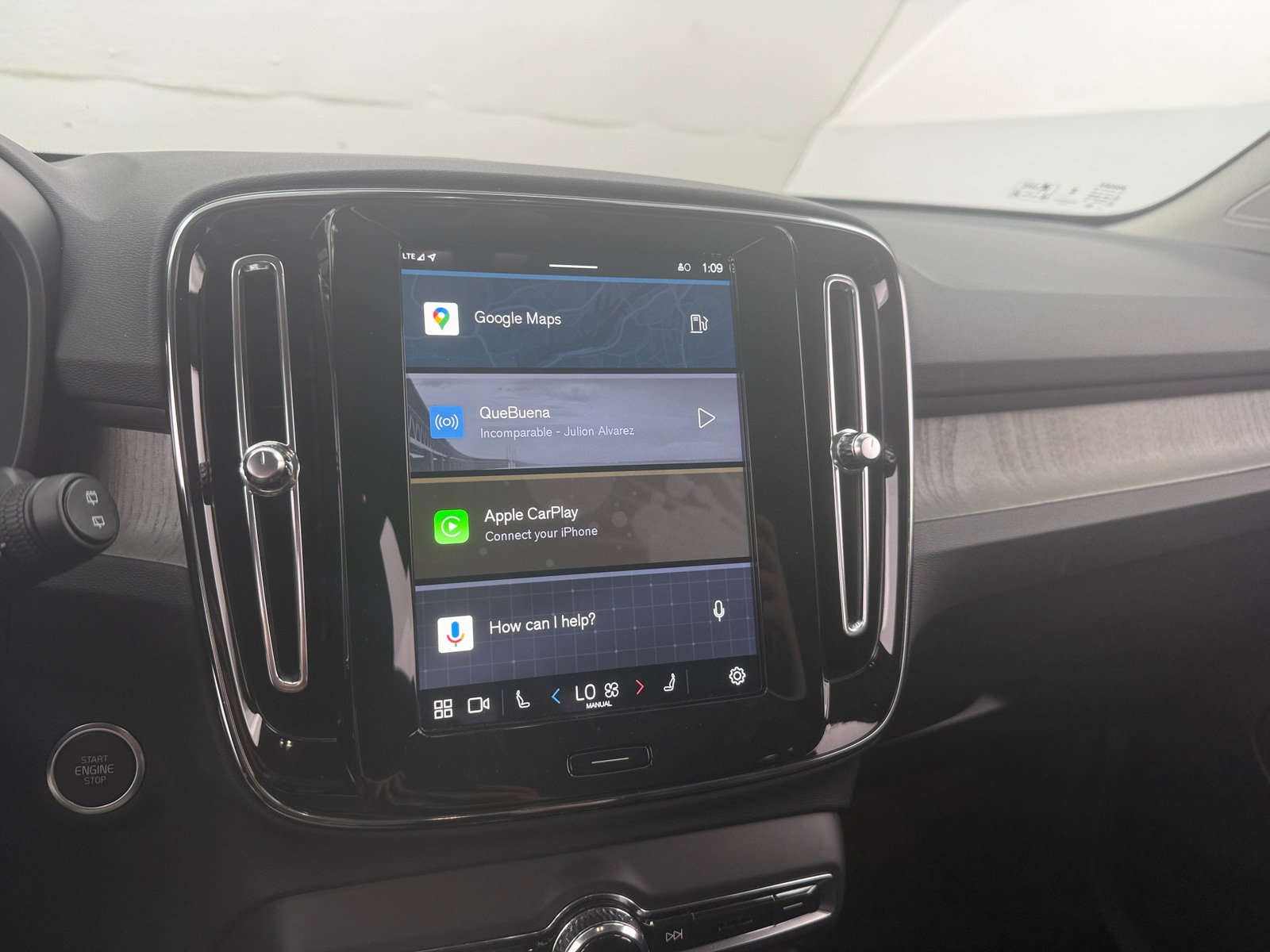 Thumbnail: 2025 Volvo XC40 - 4