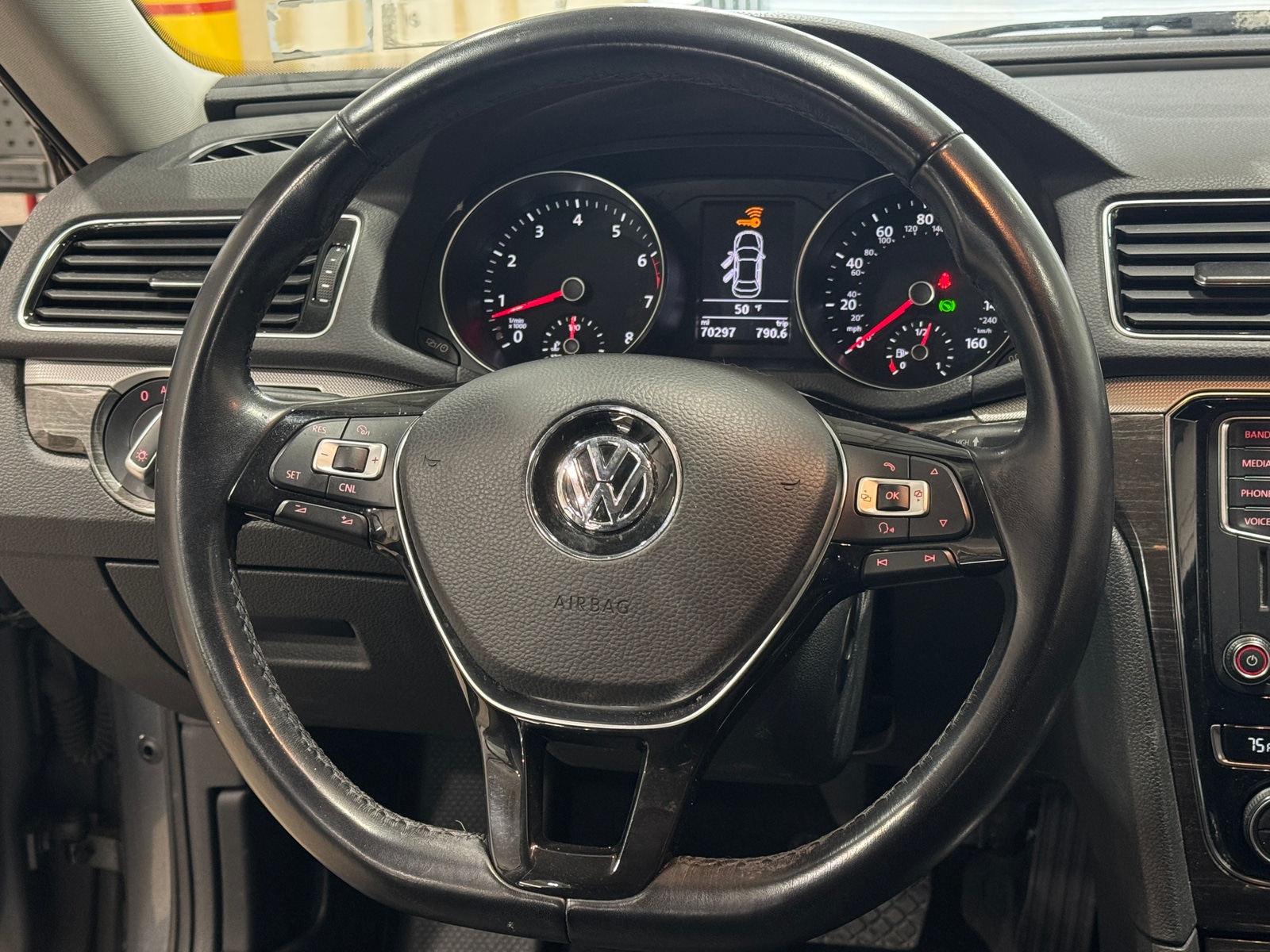 Thumbnail: 2017 Volkswagen Passat - 4